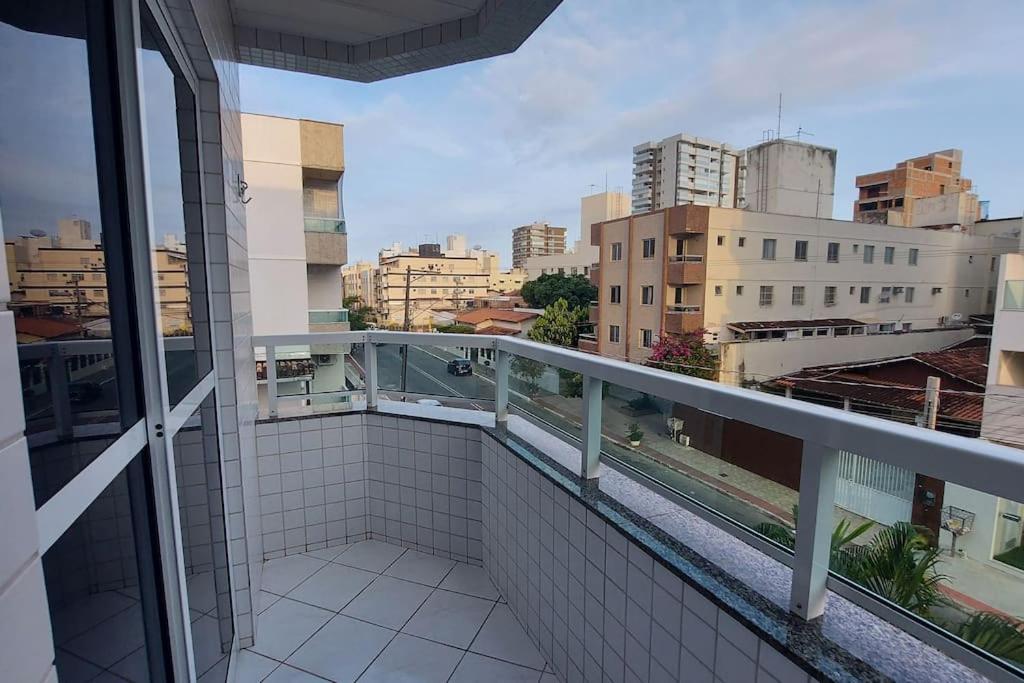 Lindo apartamento com Wi-Fi a 370m da Praia do Morro, próximo ao Marlim Azul e à Av Paris