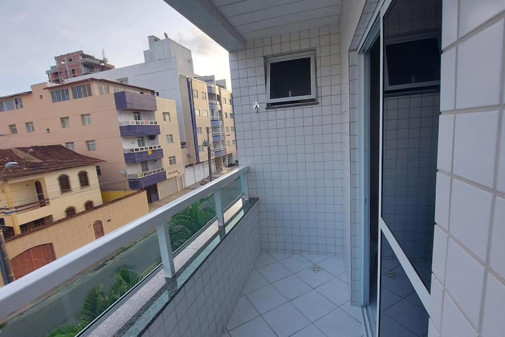 Lindo apartamento com Wi-Fi a 370m da Praia do Morro, próximo ao Marlim Azul e à Av Paris