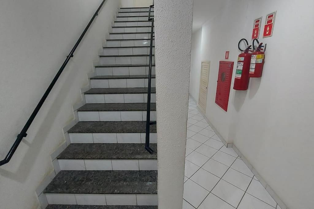 Lindo apartamento com Wi-Fi a 370m da Praia do Morro, próximo ao Marlim Azul e à Av Paris