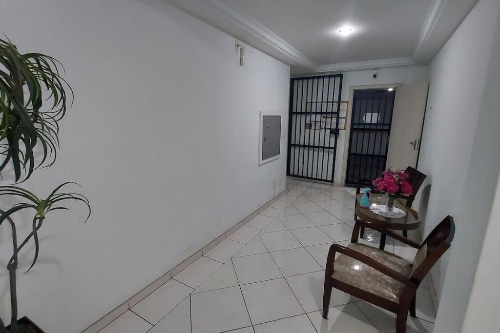 Lindo apartamento com Wi-Fi a 370m da Praia do Morro, próximo ao Marlim Azul e à Av Paris