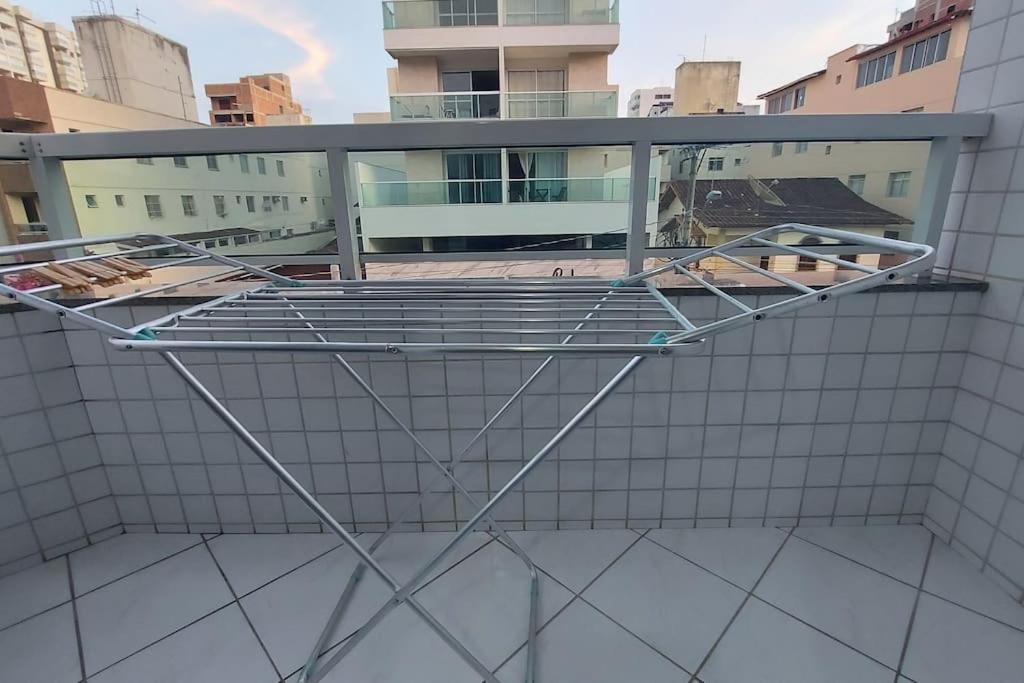 Lindo apartamento com Wi-Fi a 370m da Praia do Morro, próximo ao Marlim Azul e à Av Paris