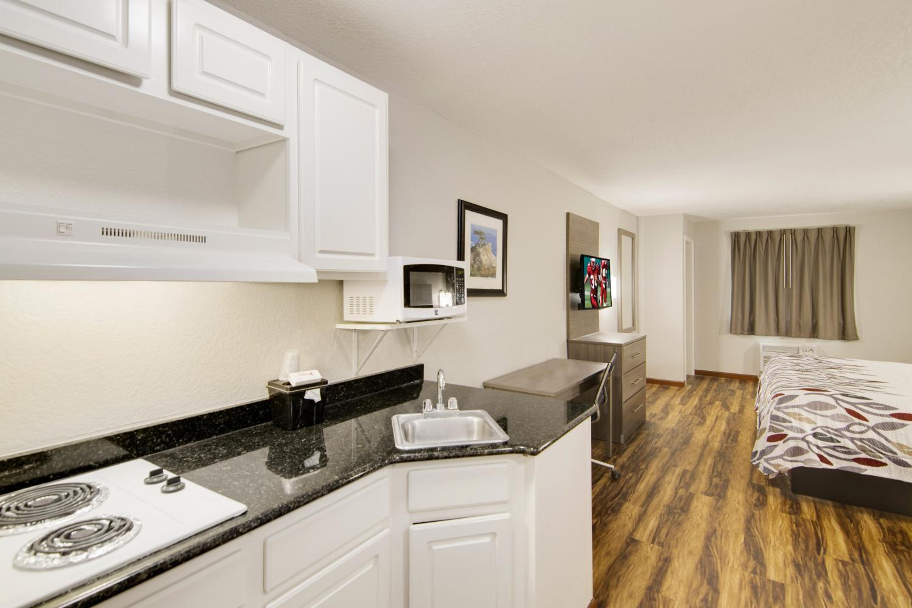 Red Roof Inn & Suites Pensacola-NAS Corry