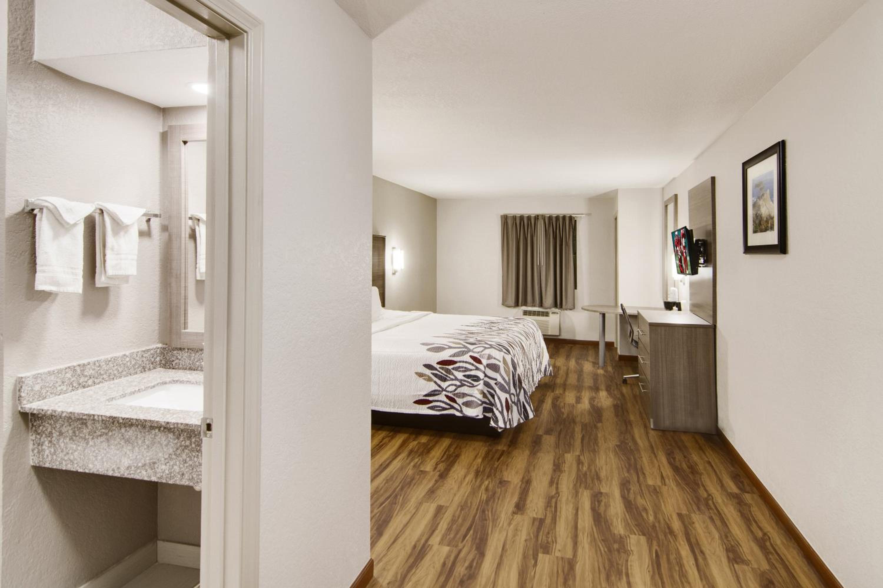 Red Roof Inn & Suites Pensacola-NAS Corry
