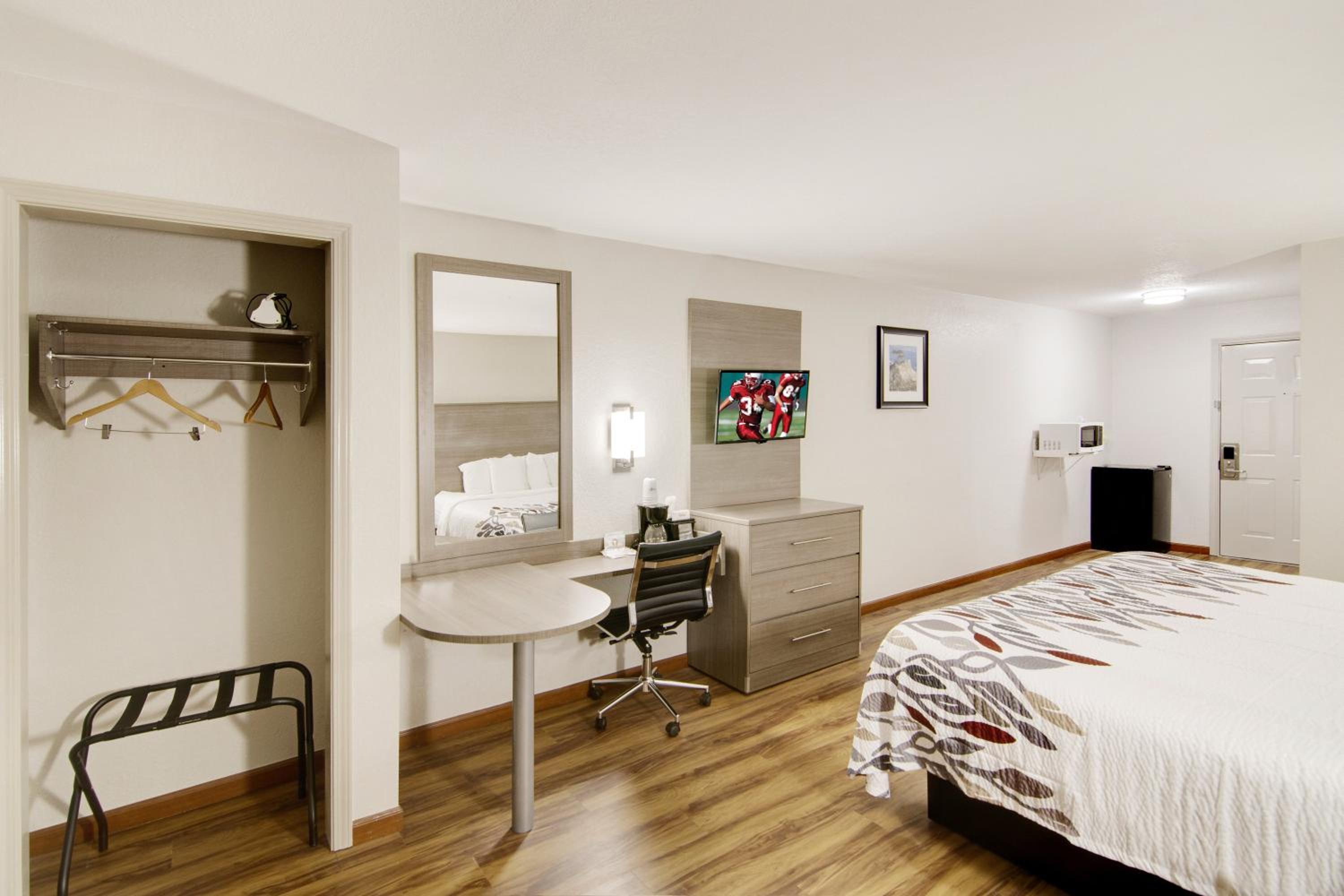 Red Roof Inn & Suites Pensacola-NAS Corry