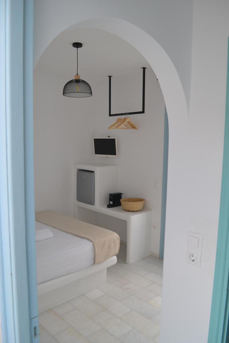 Plaka's Petite photo 2