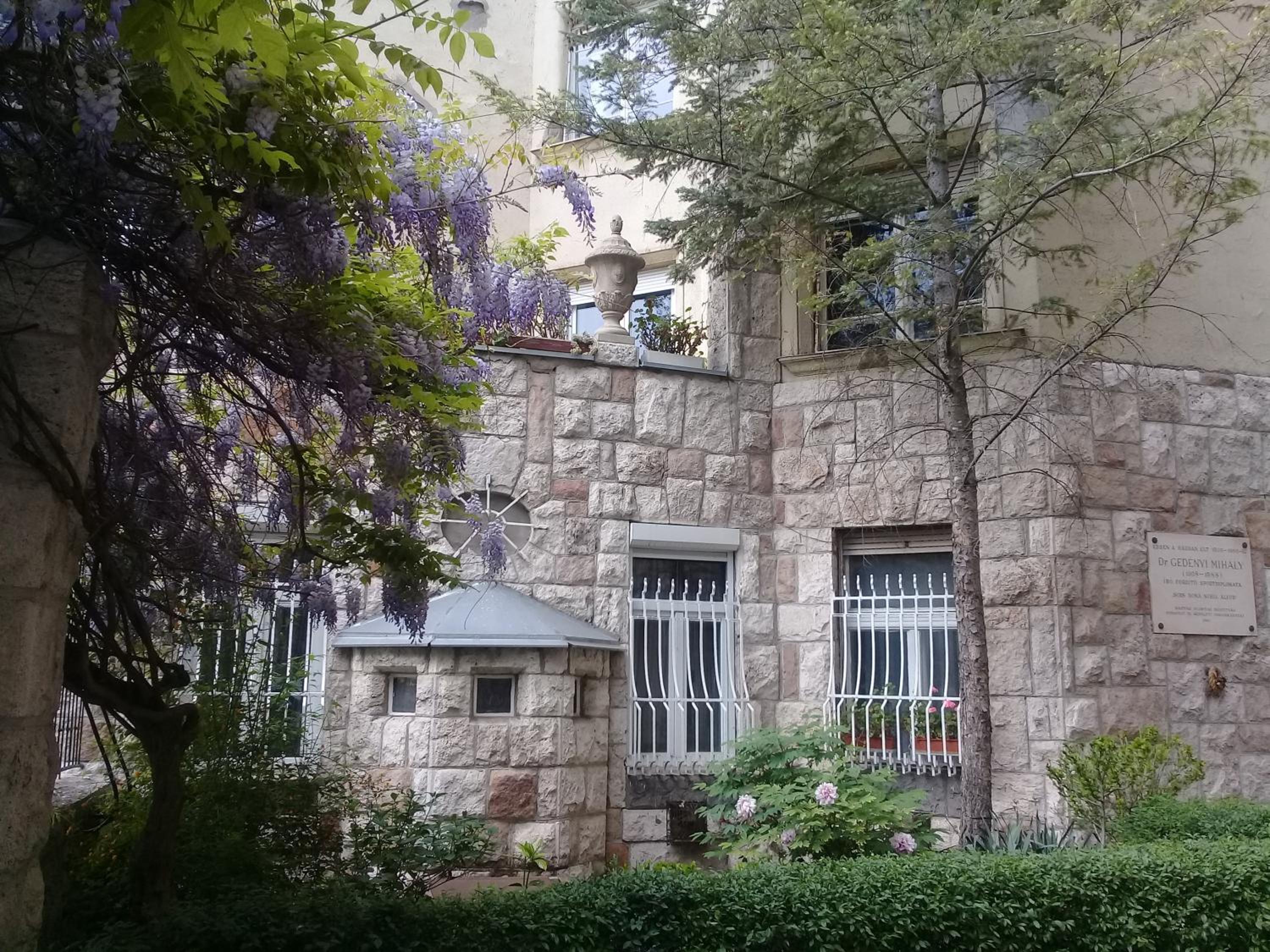 Modern Parkside Garden View Apartment