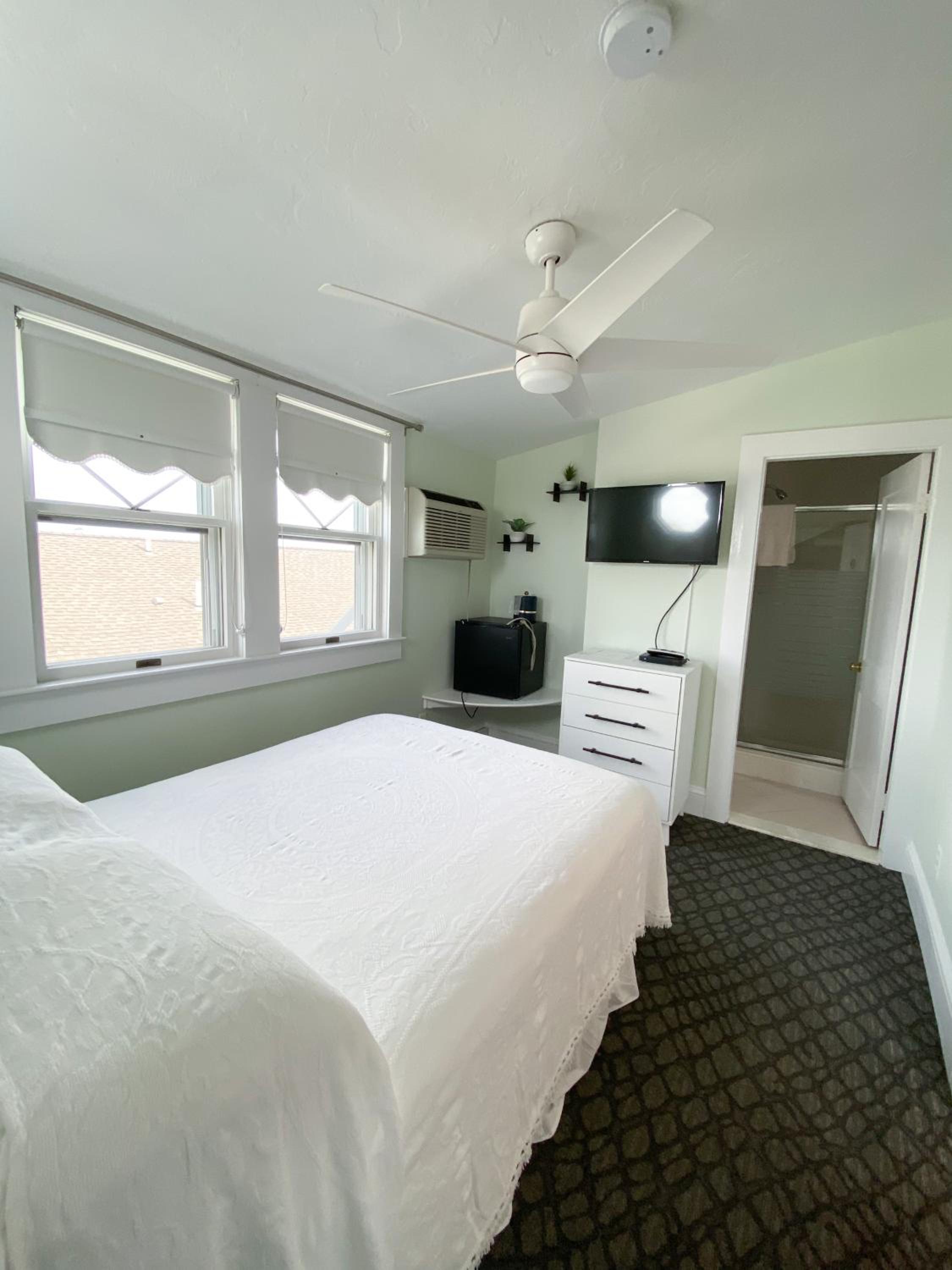 By The Sea Guests Bed & Breakfast and Suites
