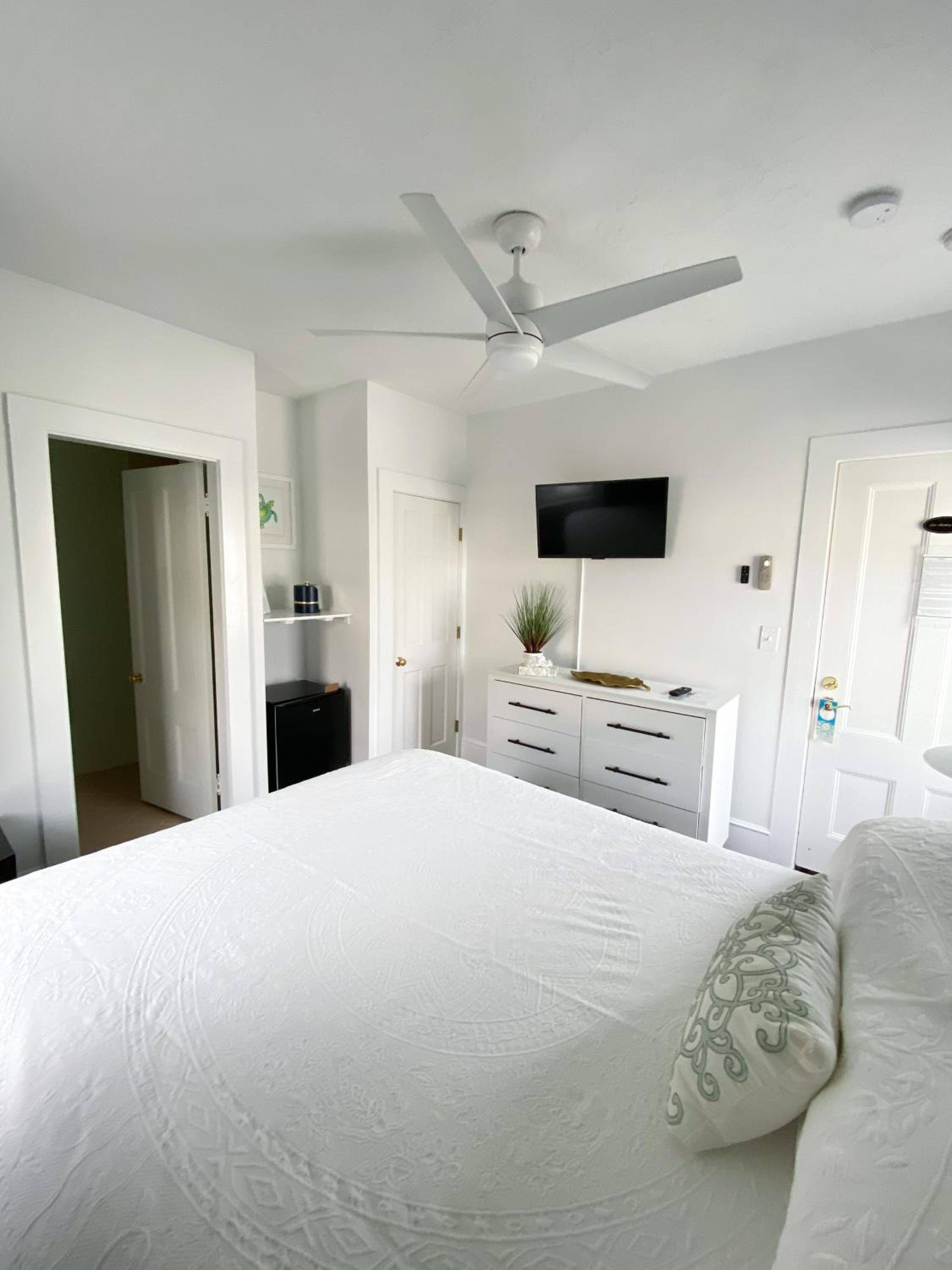 By The Sea Guests Bed & Breakfast and Suites