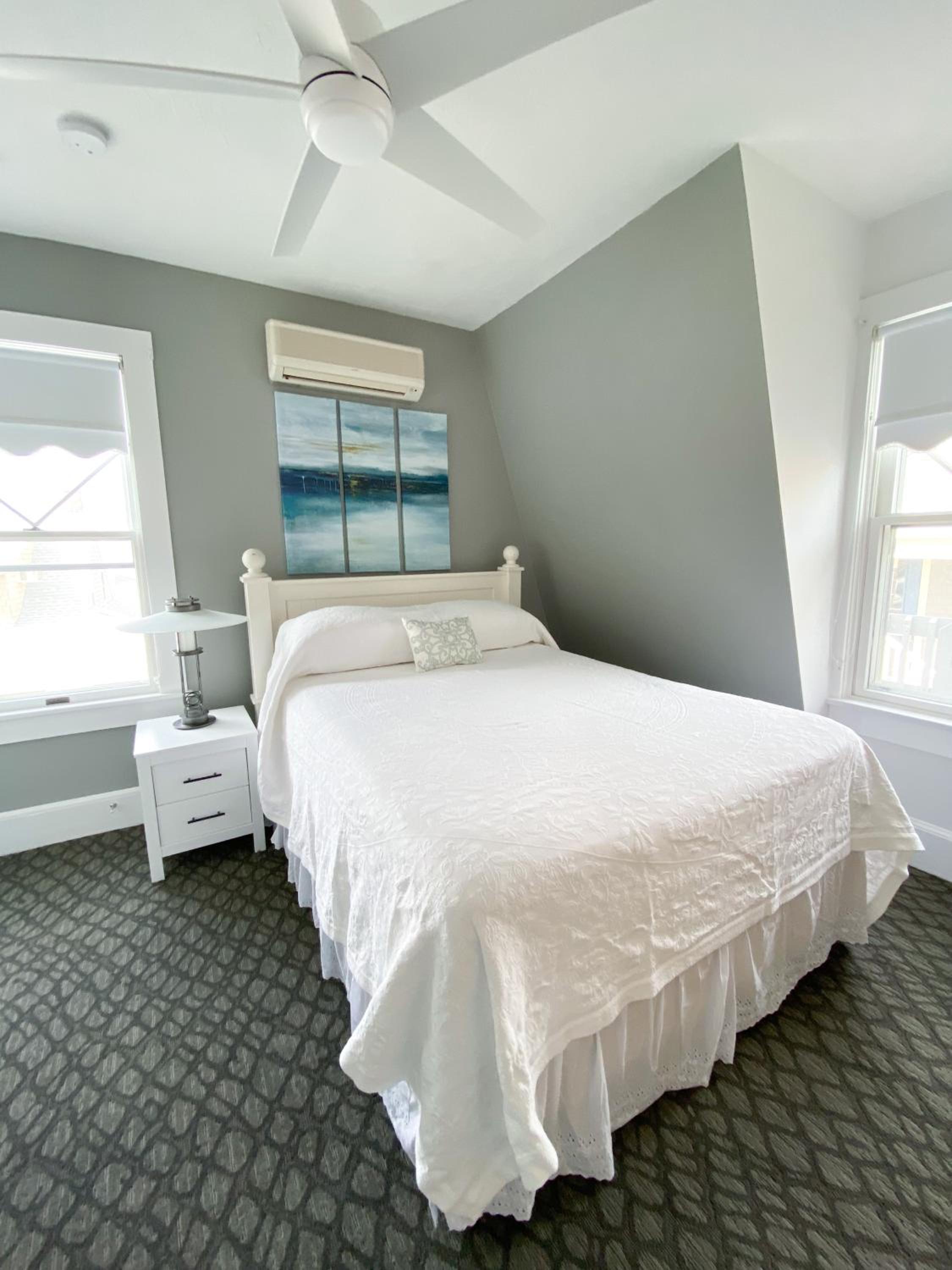 By The Sea Guests Bed & Breakfast and Suites