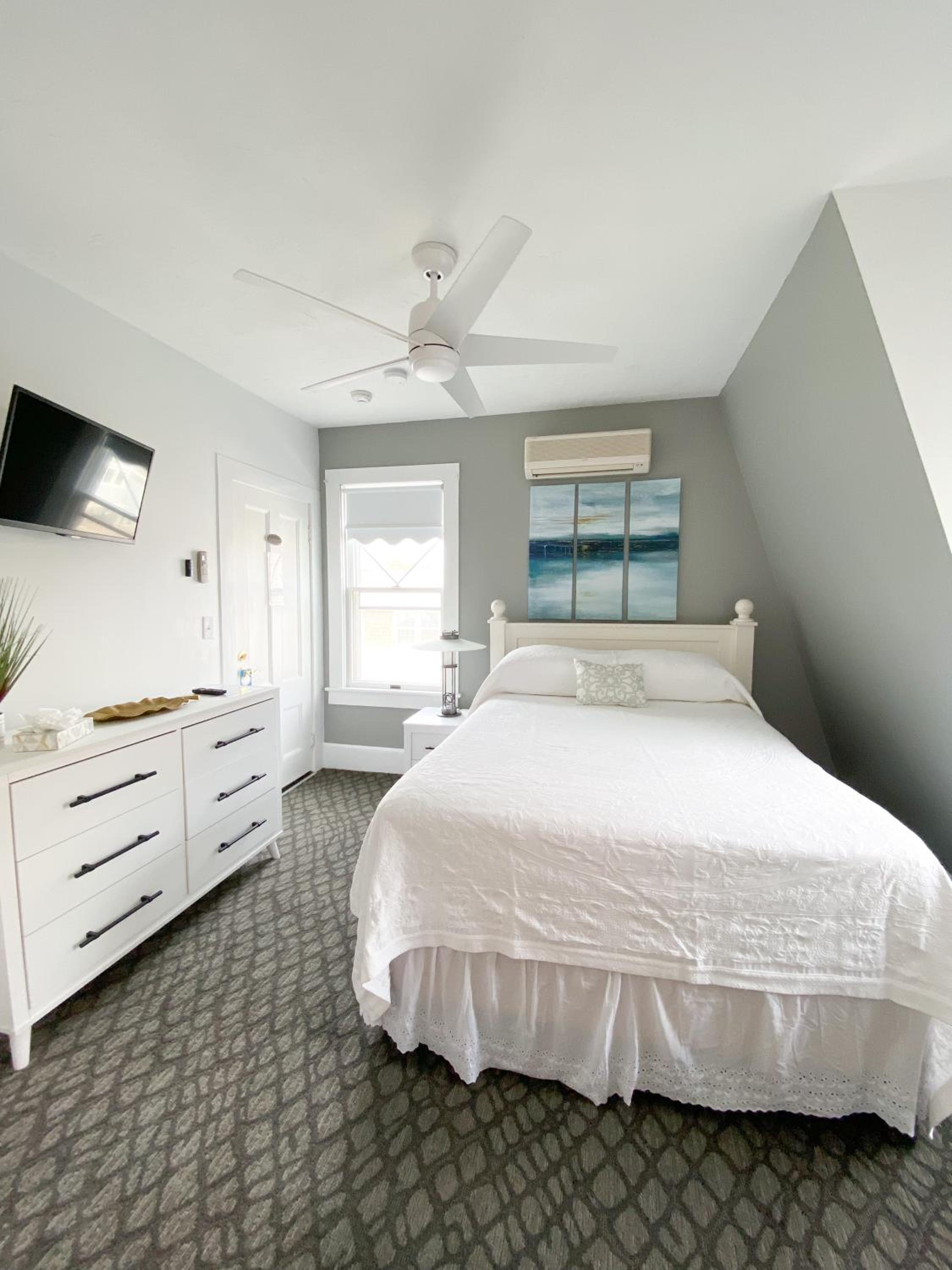 By The Sea Guests Bed & Breakfast and Suites