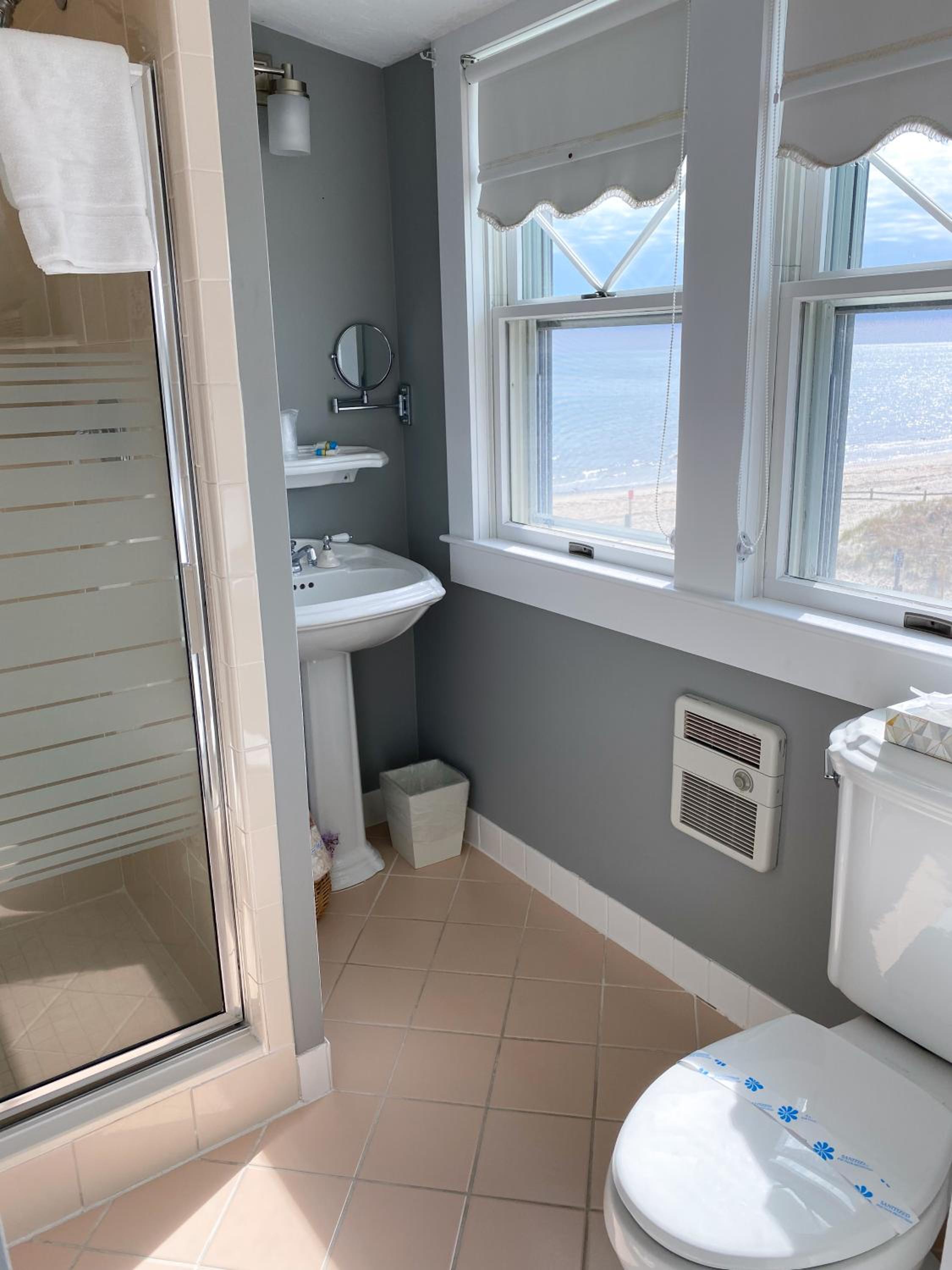 By The Sea Guests Bed & Breakfast and Suites