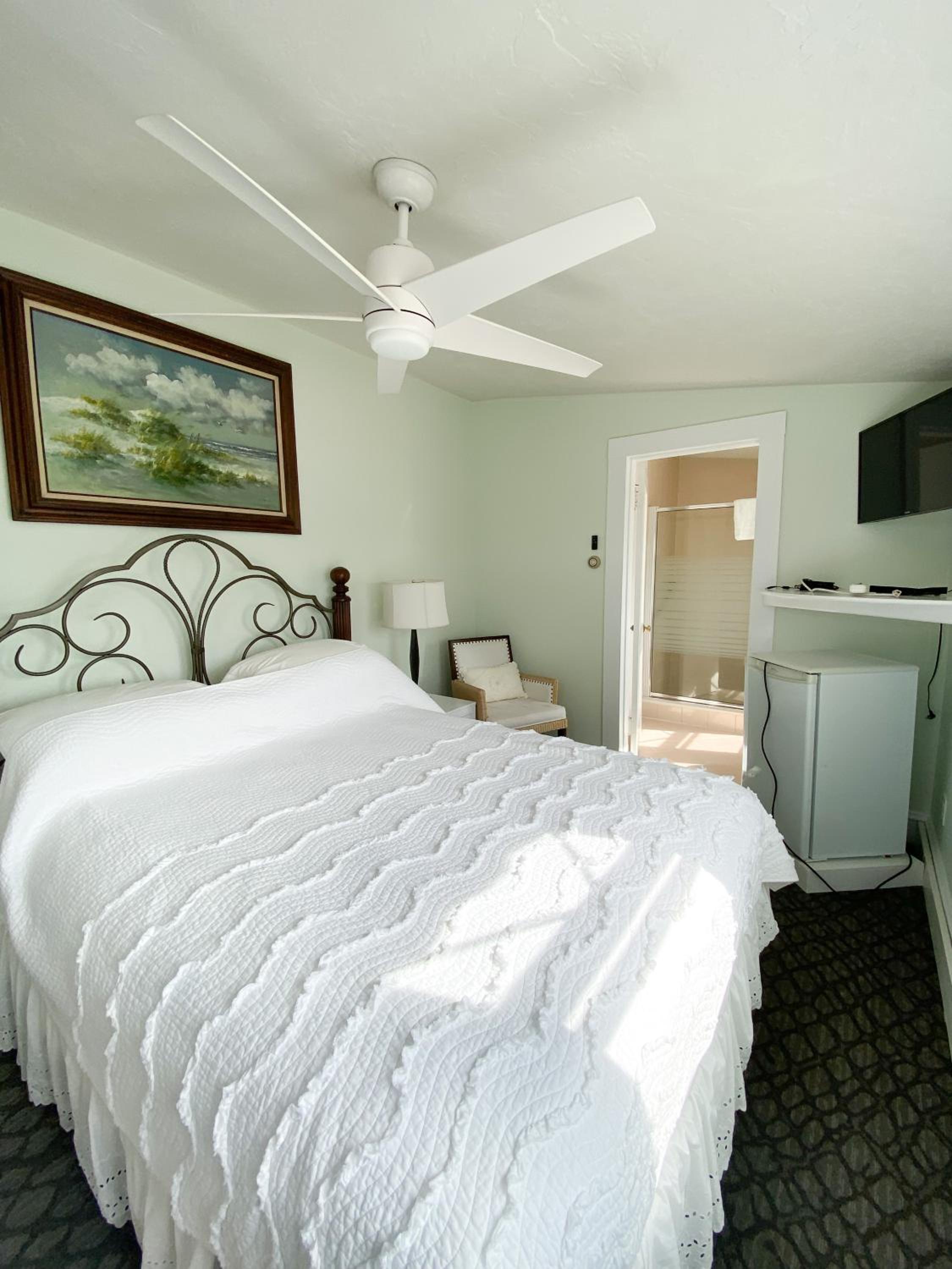 By The Sea Guests Bed & Breakfast and Suites