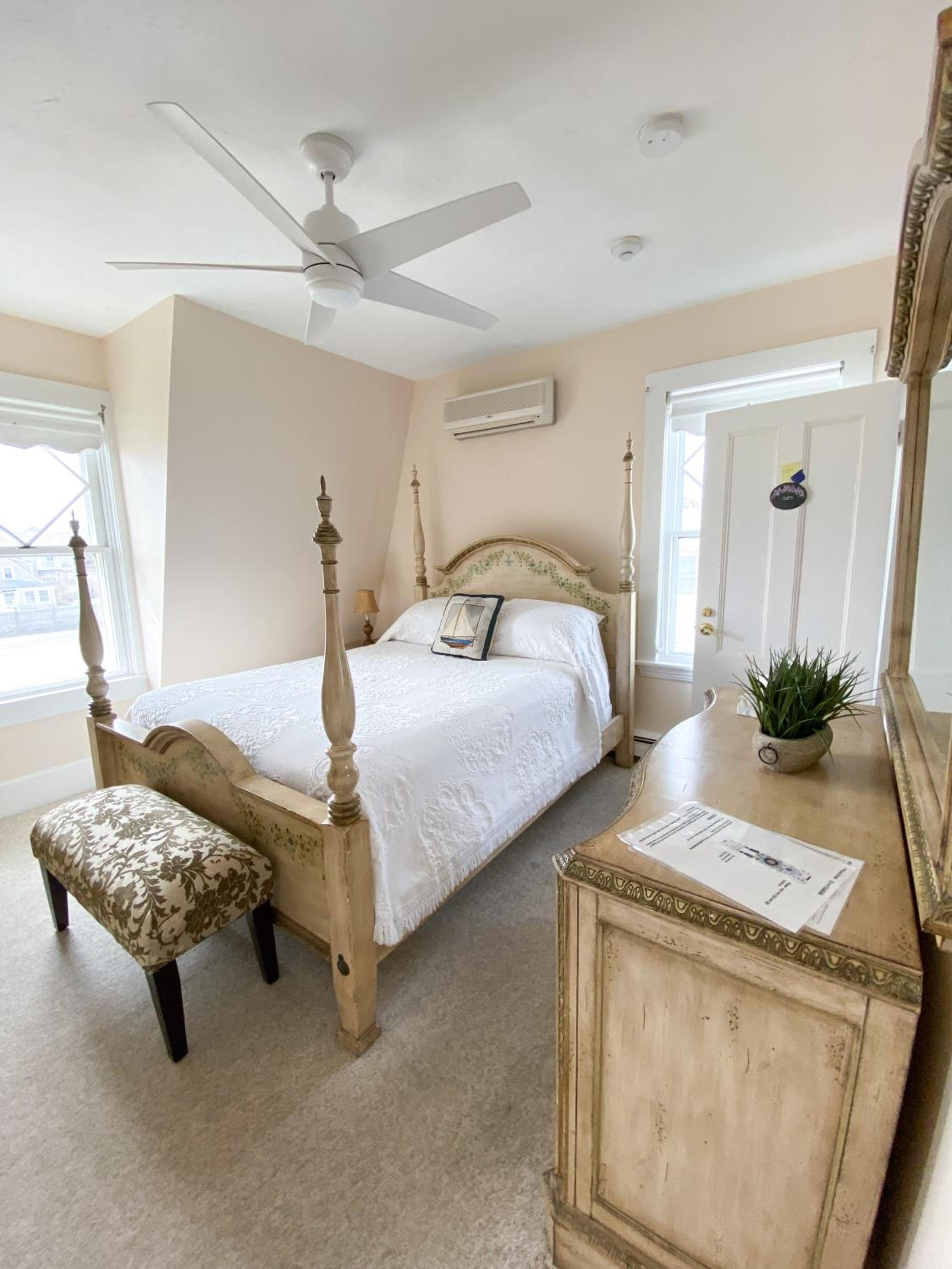 By The Sea Guests Bed & Breakfast and Suites