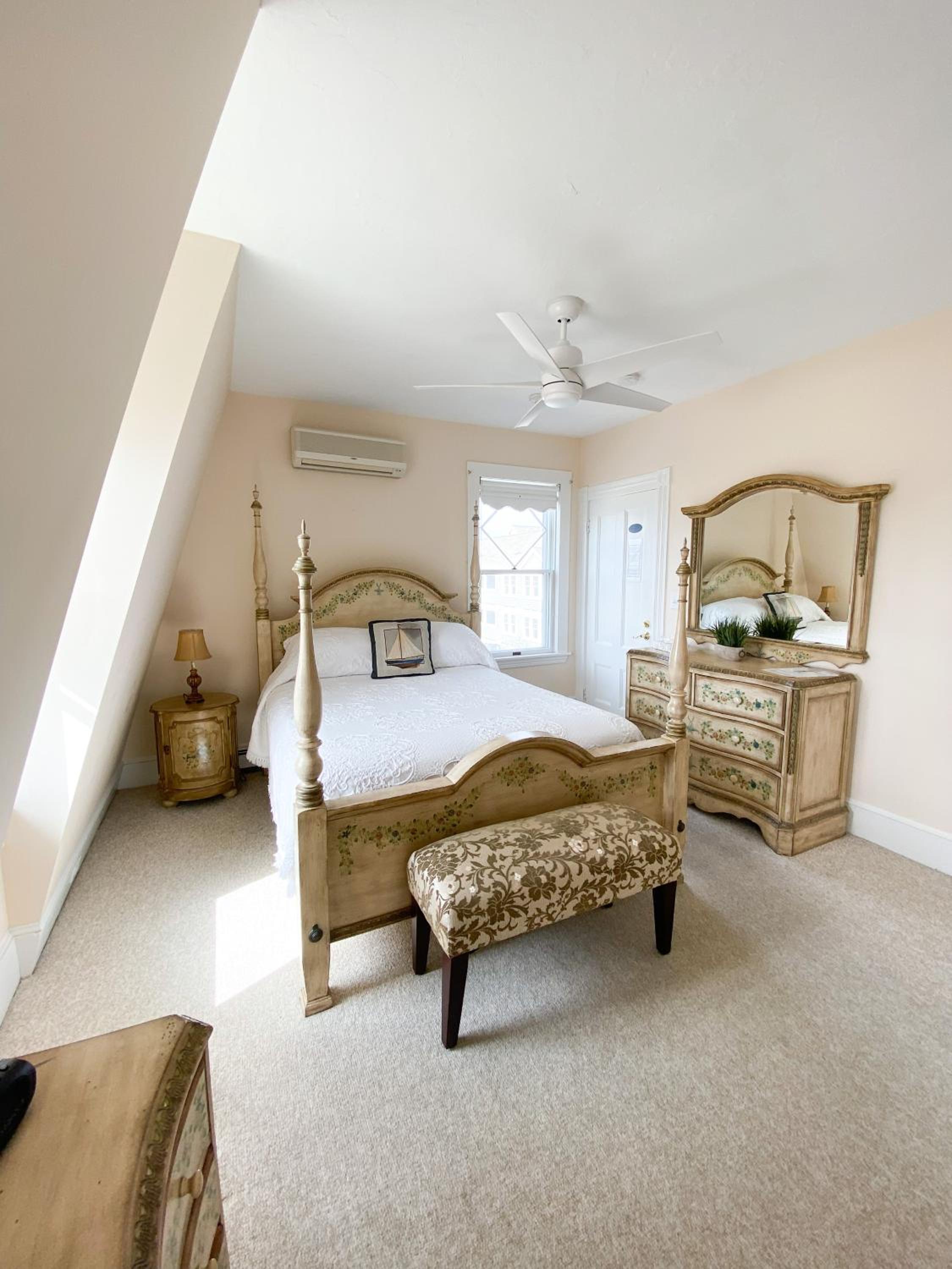 By The Sea Guests Bed & Breakfast and Suites