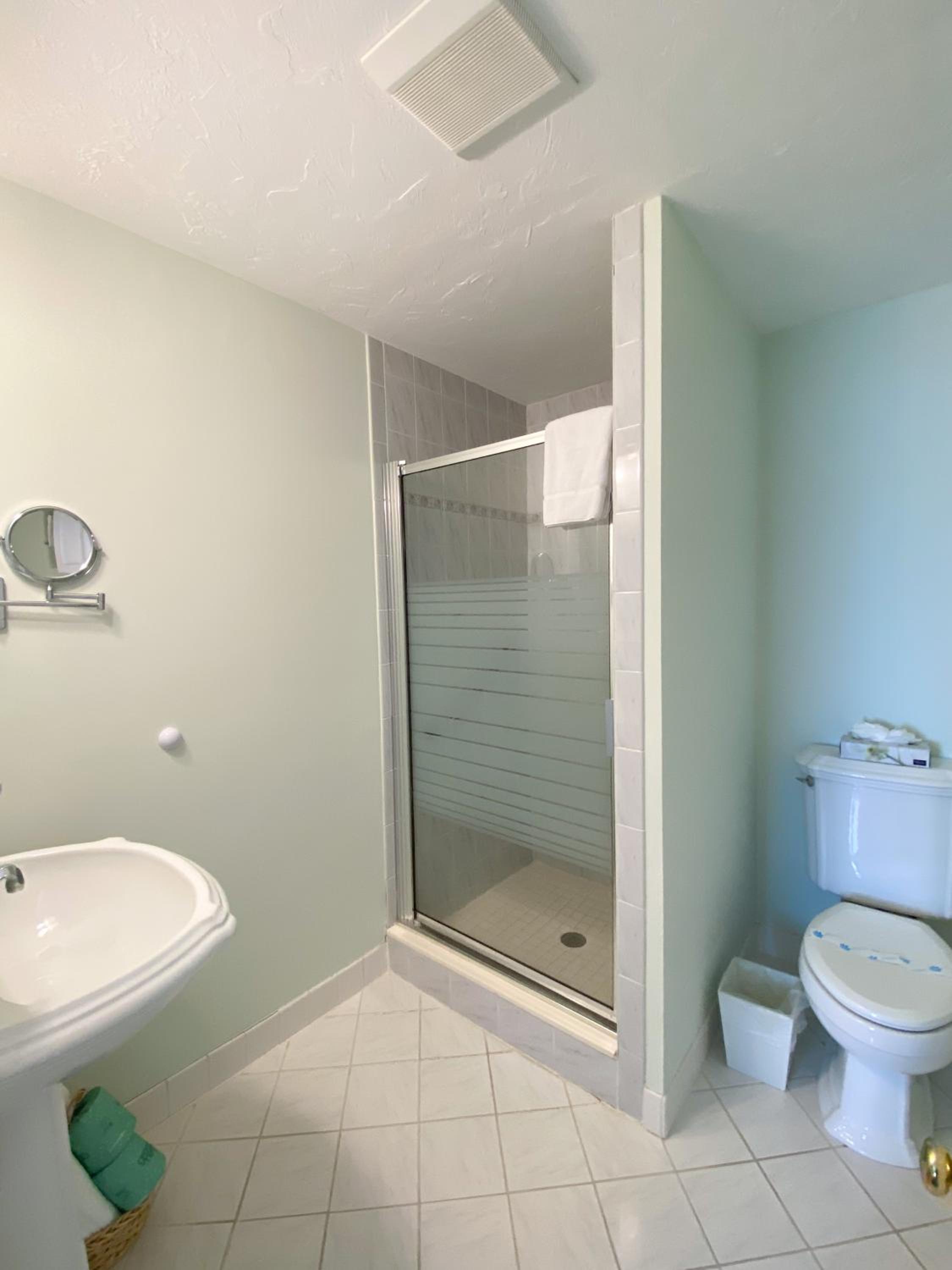 By The Sea Guests Bed & Breakfast and Suites