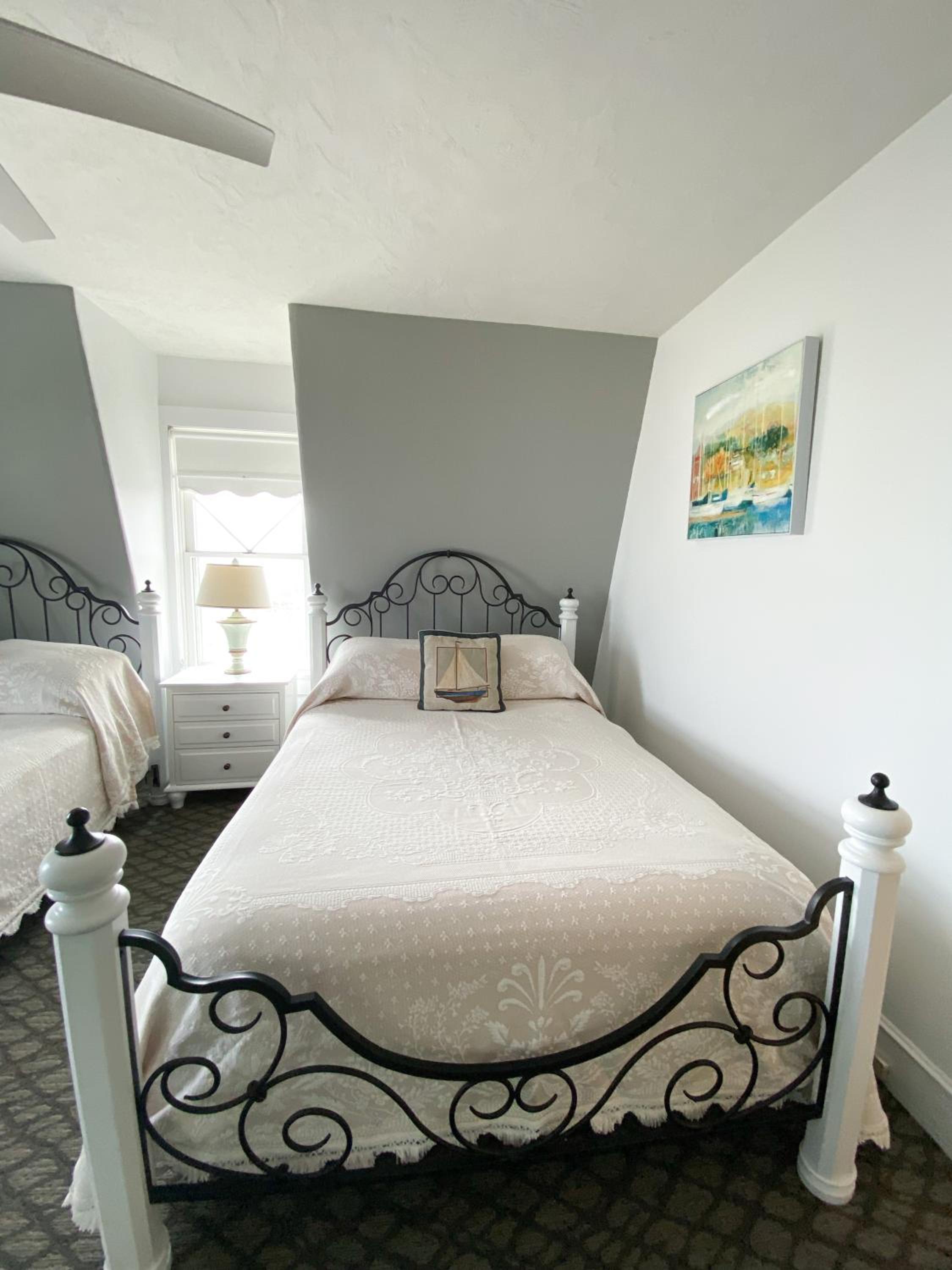 By The Sea Guests Bed & Breakfast and Suites