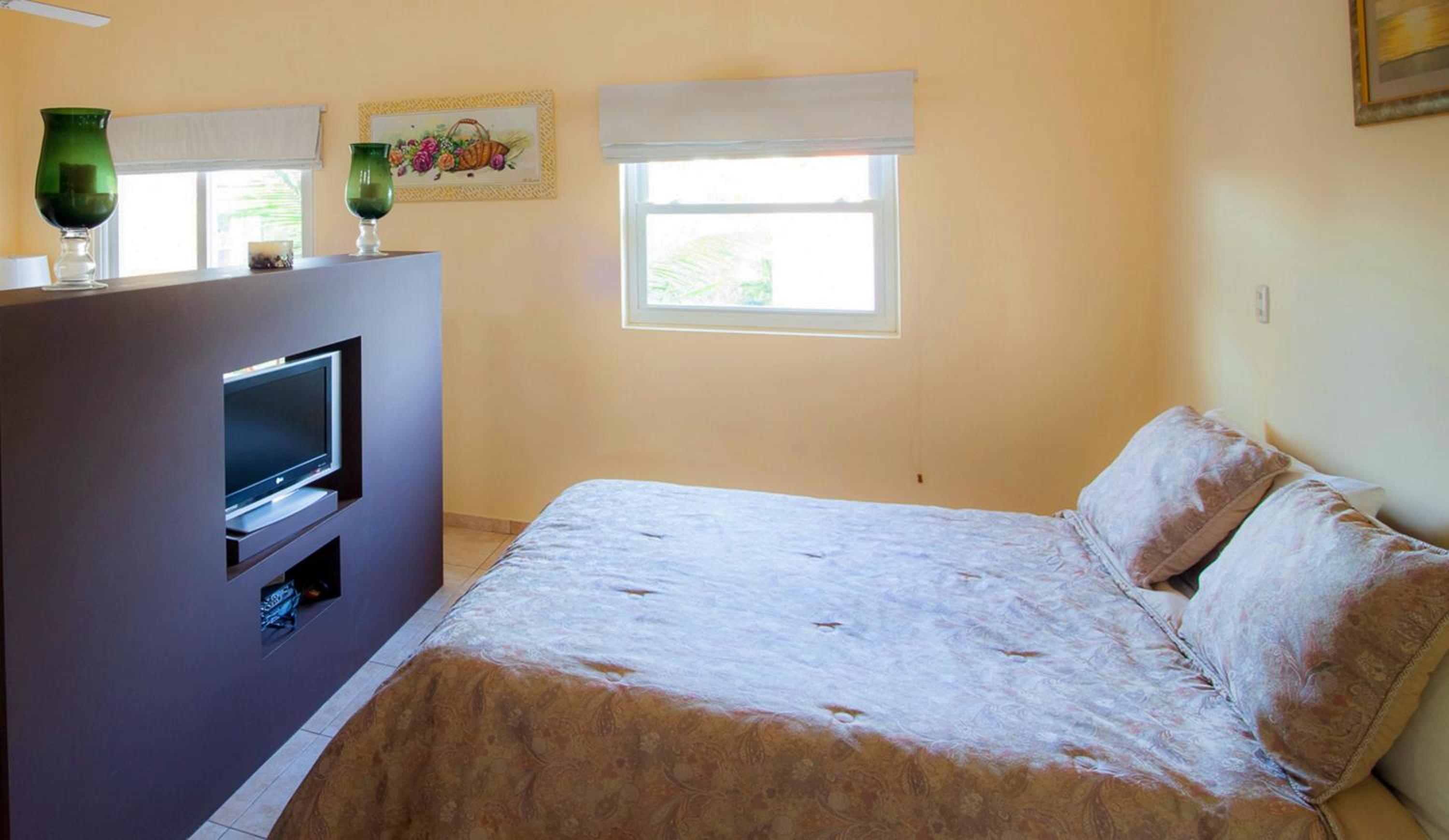 Ocean Dream High Ceiling Studio w/balcony view 4