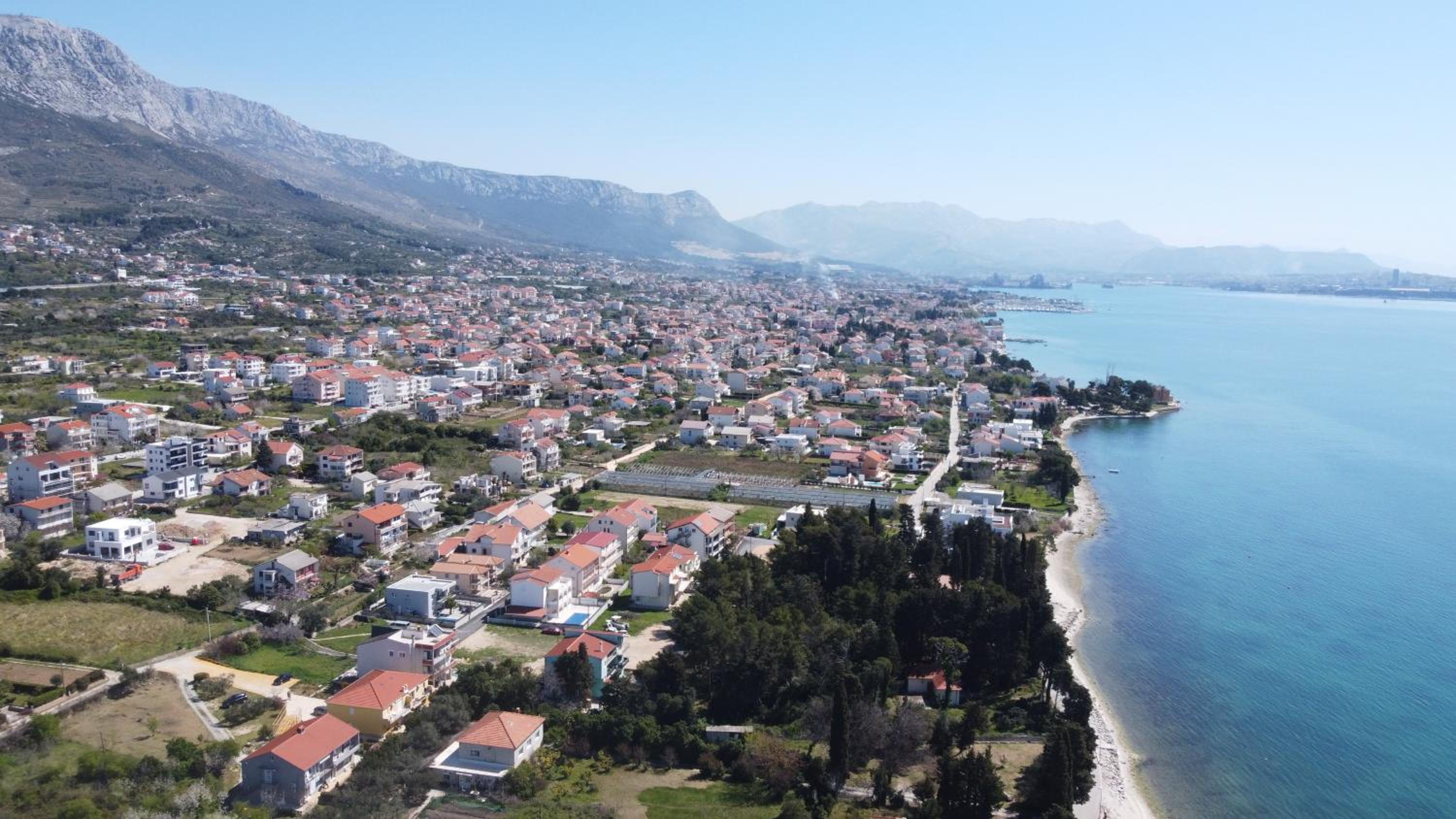 Spacious apartment with Balcony close to the sea in Split area in Kastela view 3