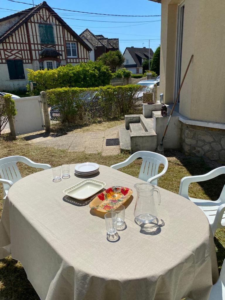 La plage au bout du jardin / Sword Beach cottage