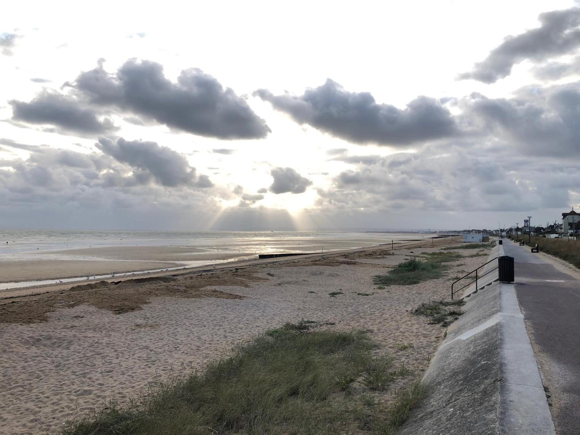 La plage au bout du jardin / Sword Beach cottage