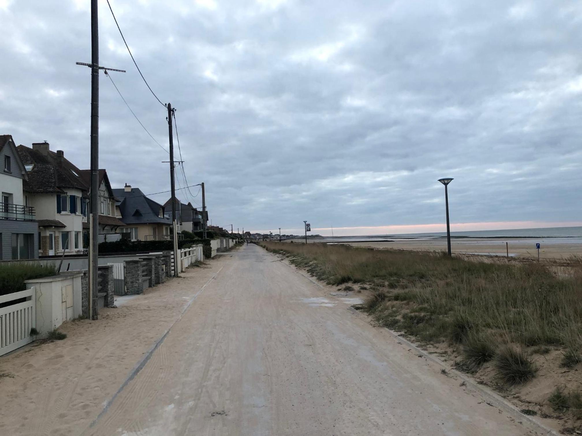 La plage au bout du jardin / Sword Beach cottage