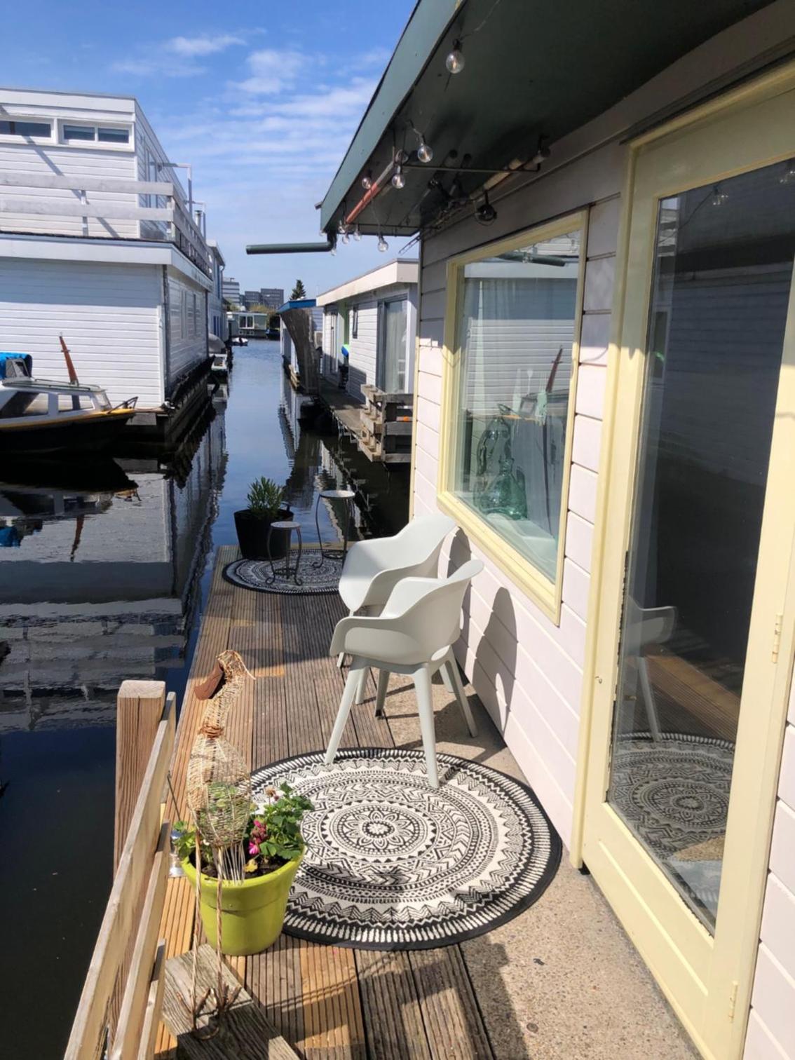 Houseboat apartment with water terrace, free bikes & fast wifi