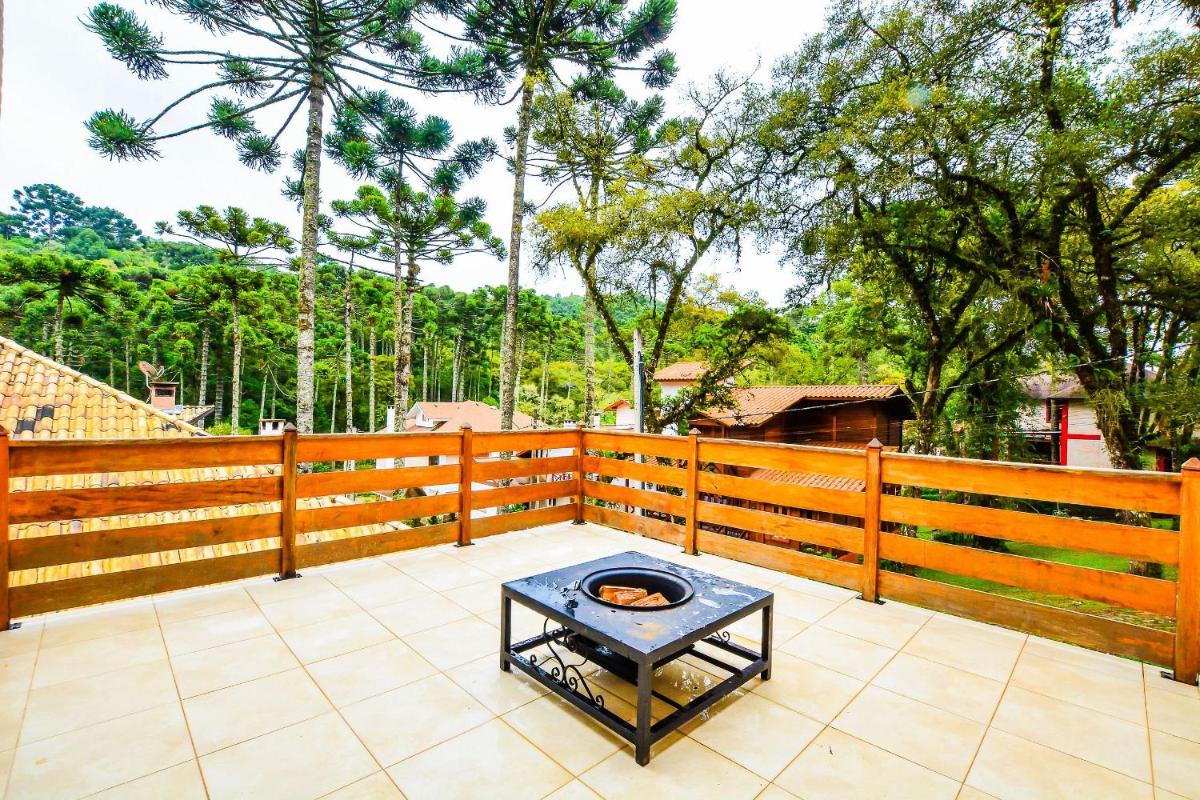 Casa com lareira e área gourmet em Monte Verde