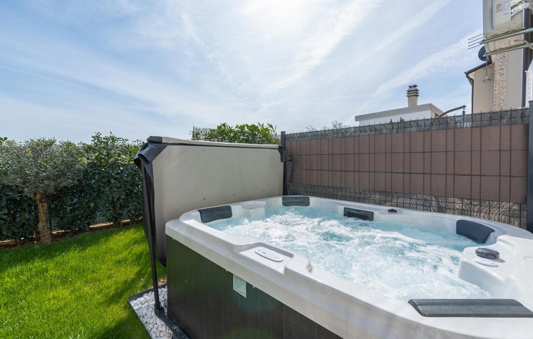 Holiday House Businia with Whirlpool view 5