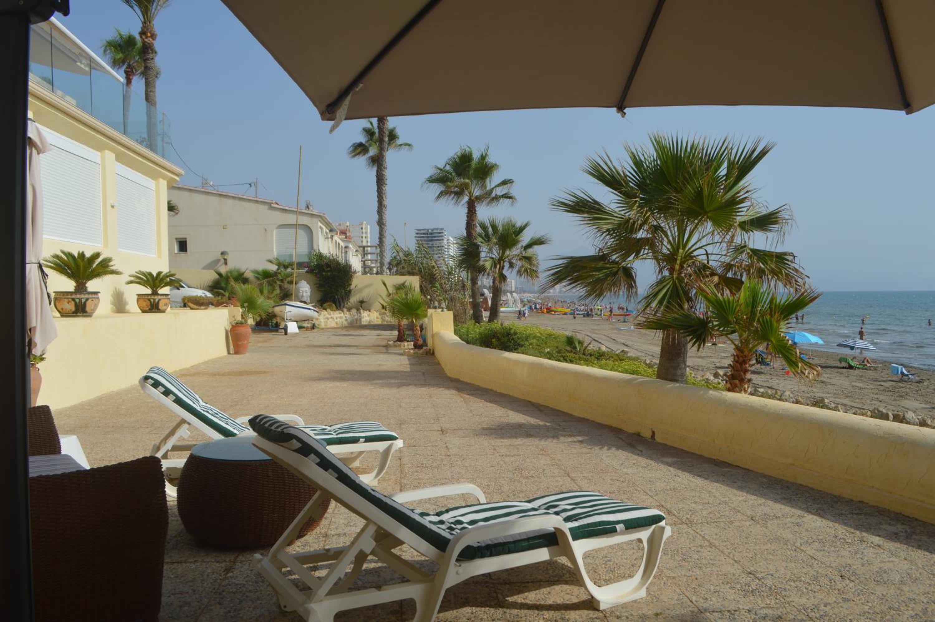 Espectacular Suite Privada a pie de playa y mar en CHALET ROQUETES