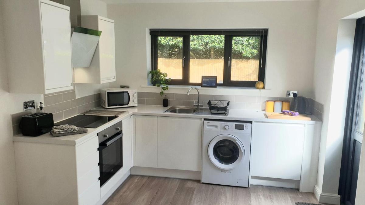 Large modern self contained apartment in Lymington