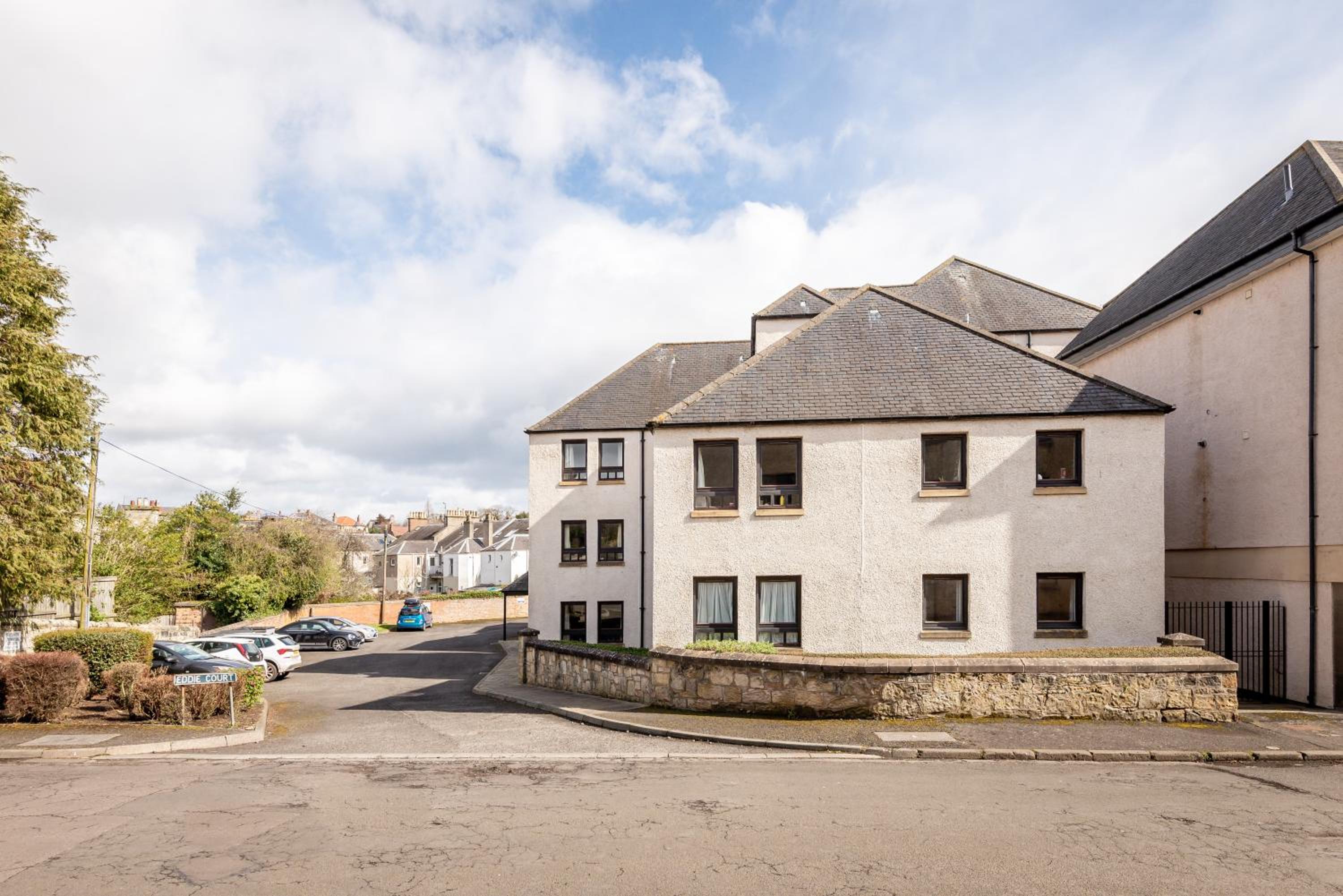 Eddie Court - Central 2 Bed Apartment - Parking