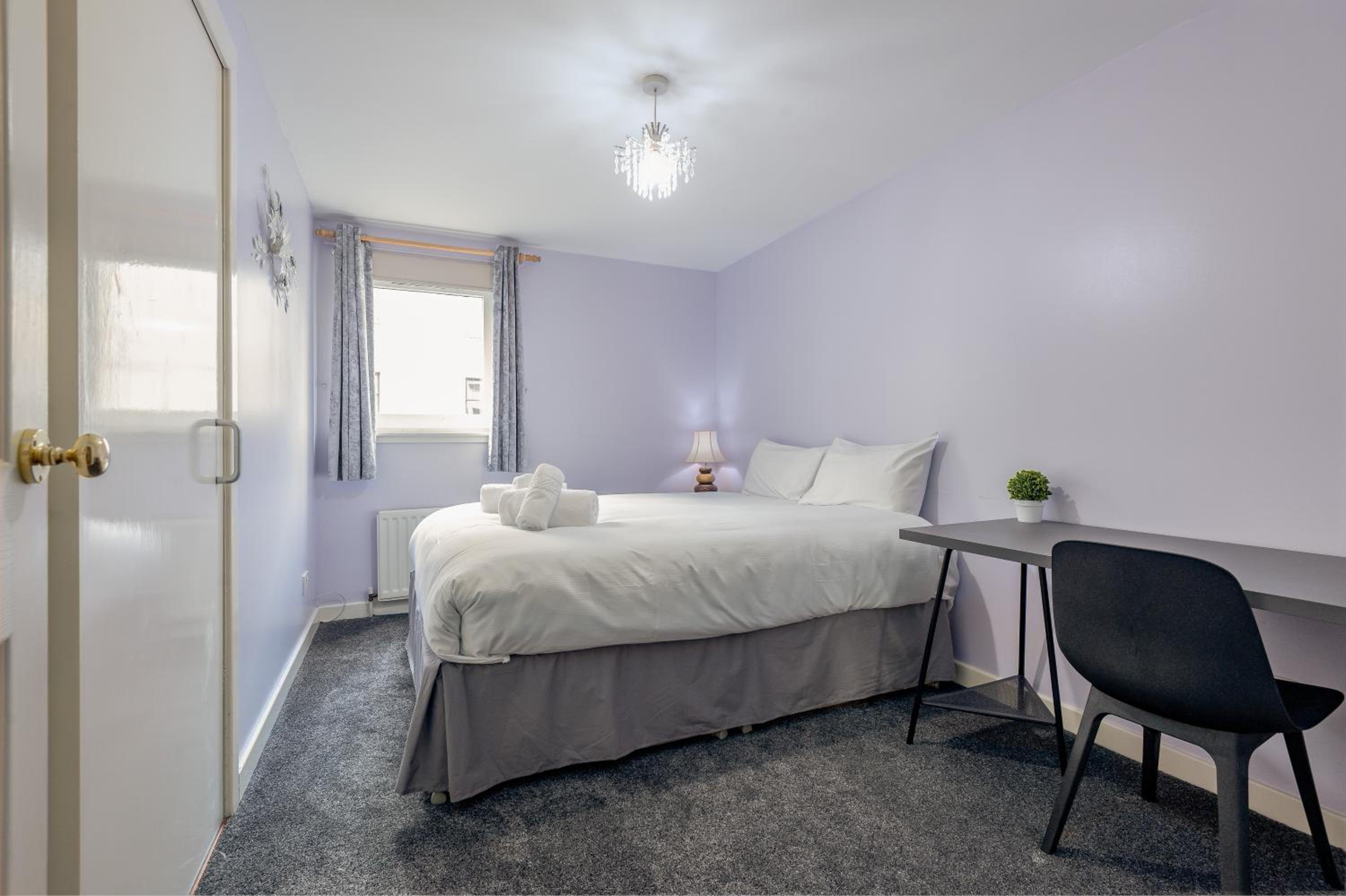 Eddie Court - Central 2 Bed Apartment - Parking