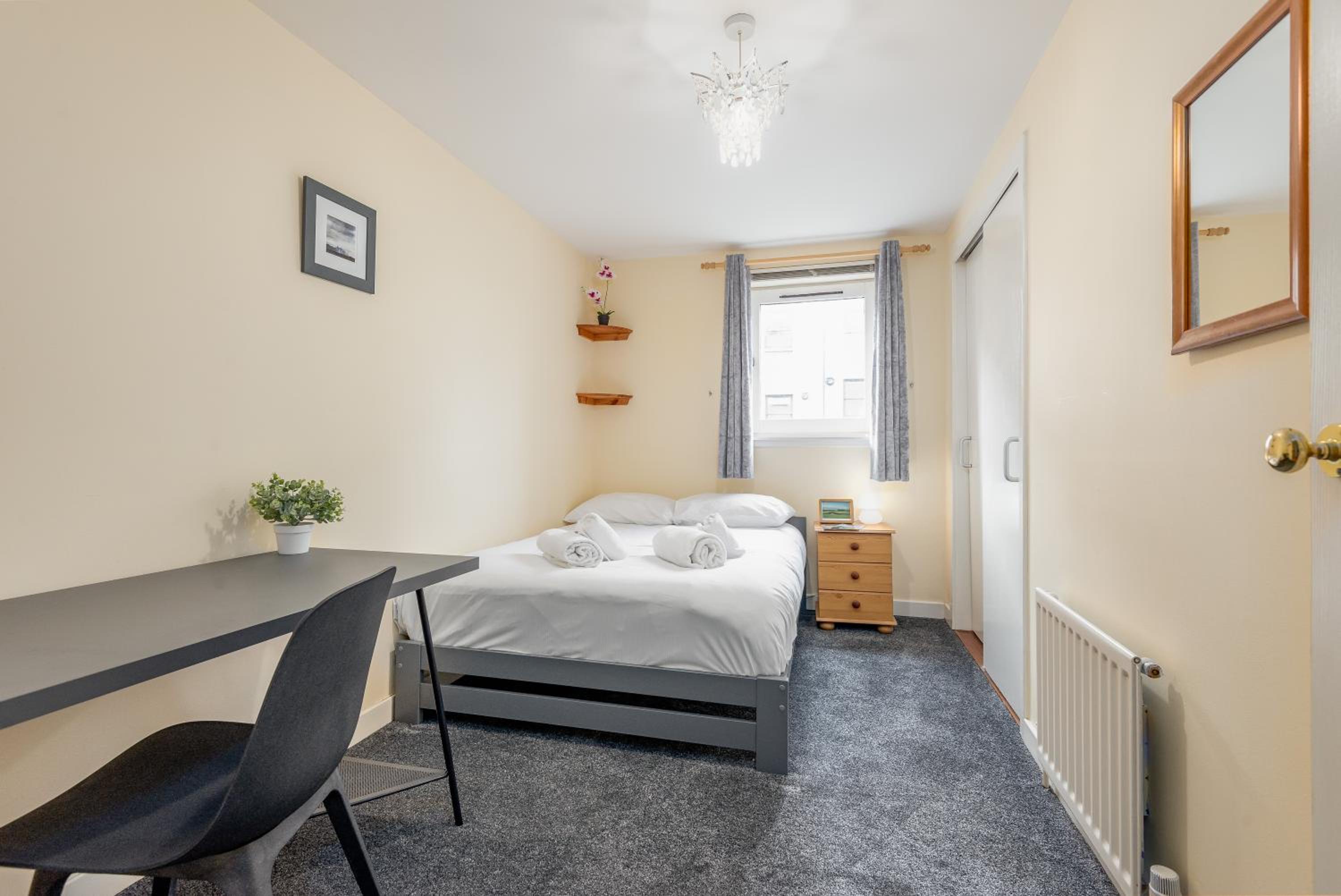Eddie Court - Central 2 Bed Apartment - Parking