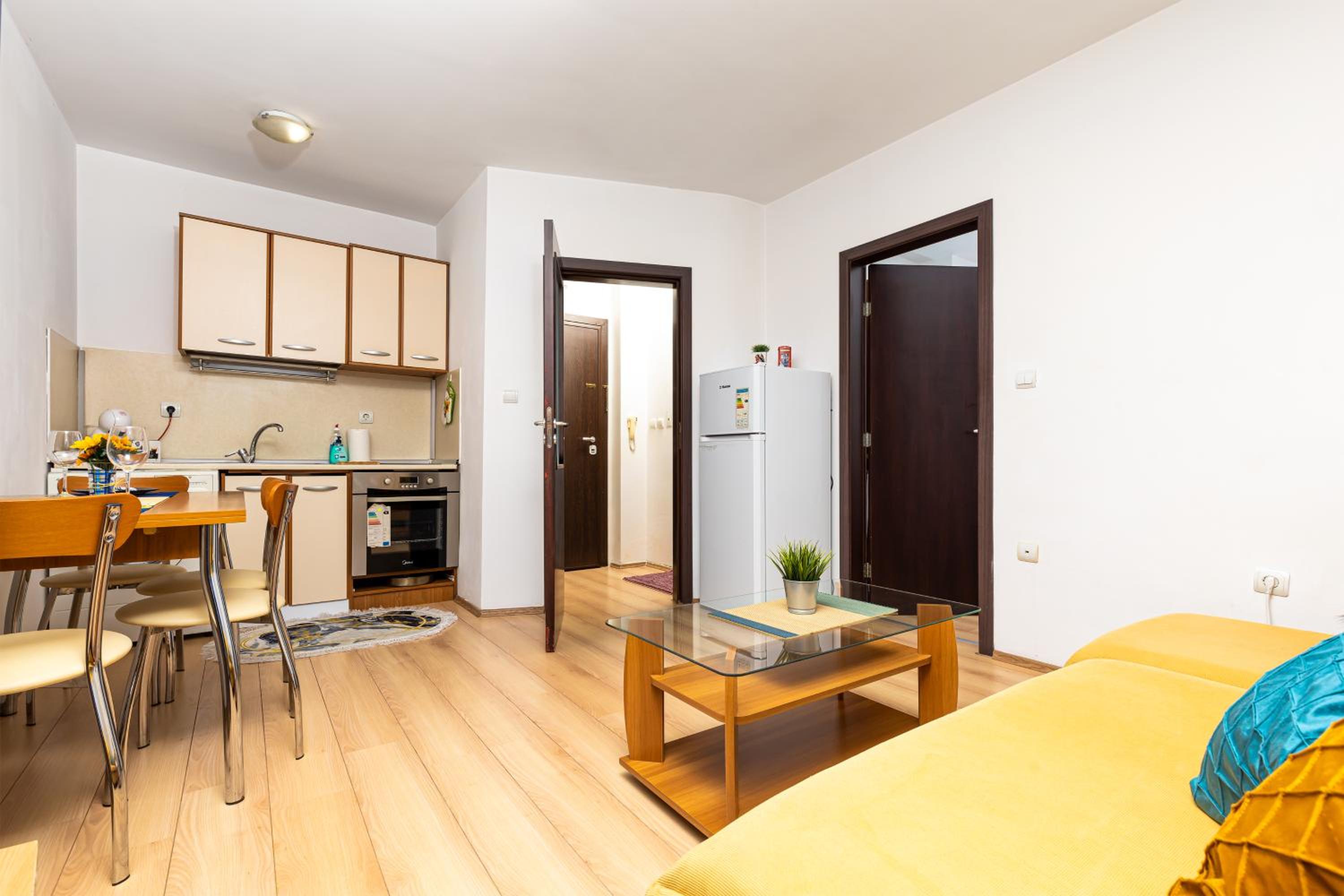 Lovely 1BD Apartment close to the Summer Theatre view 5