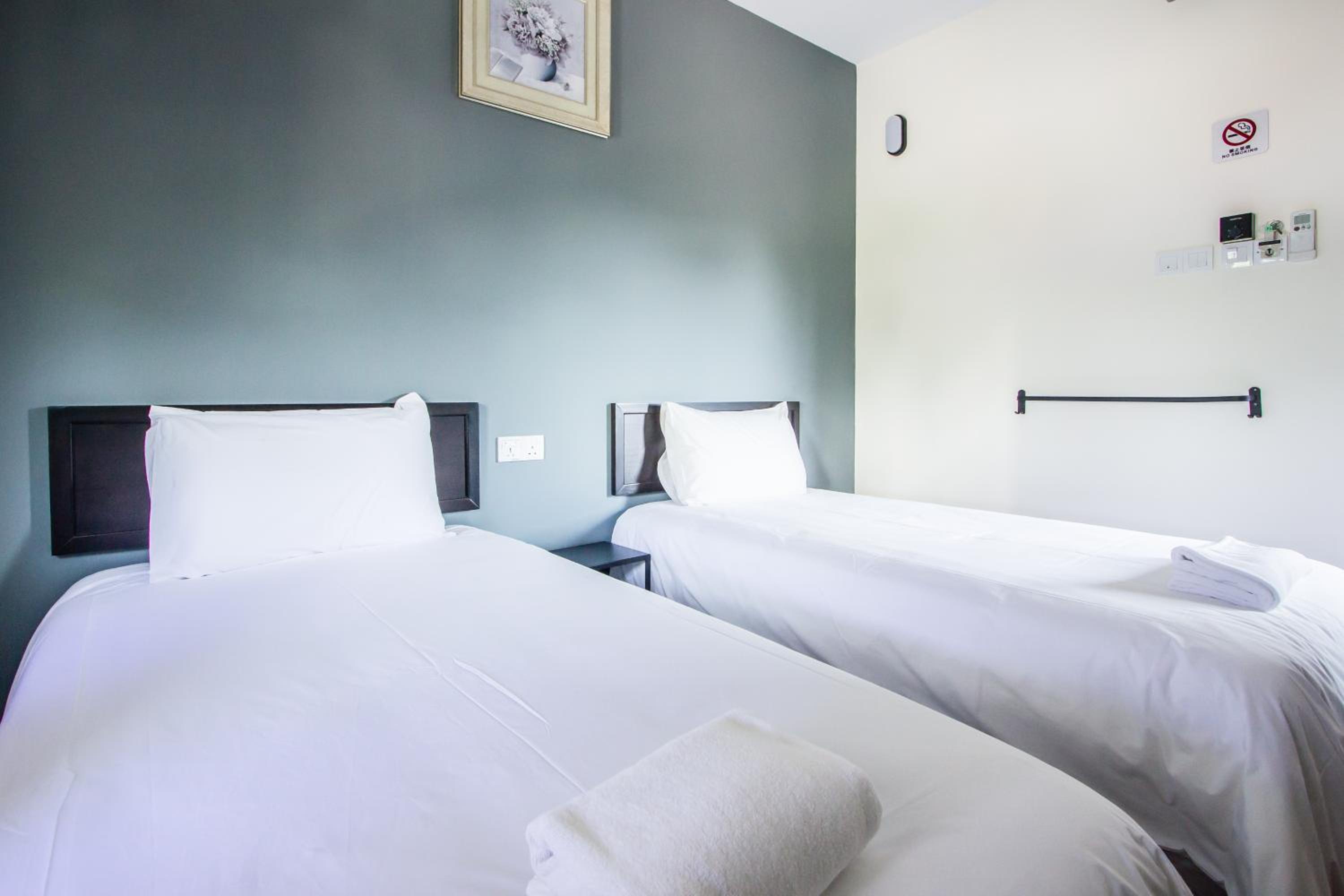 Explore 5BR Gardenhouse Retreats (Free Parking)