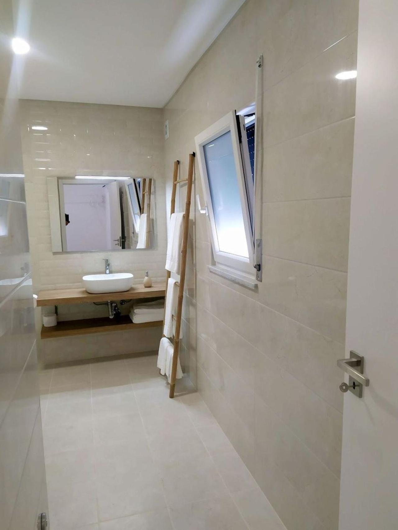 Hall 92 Quartos com WC em moradia com piscina A-das-Lebres Loures, 사진 18