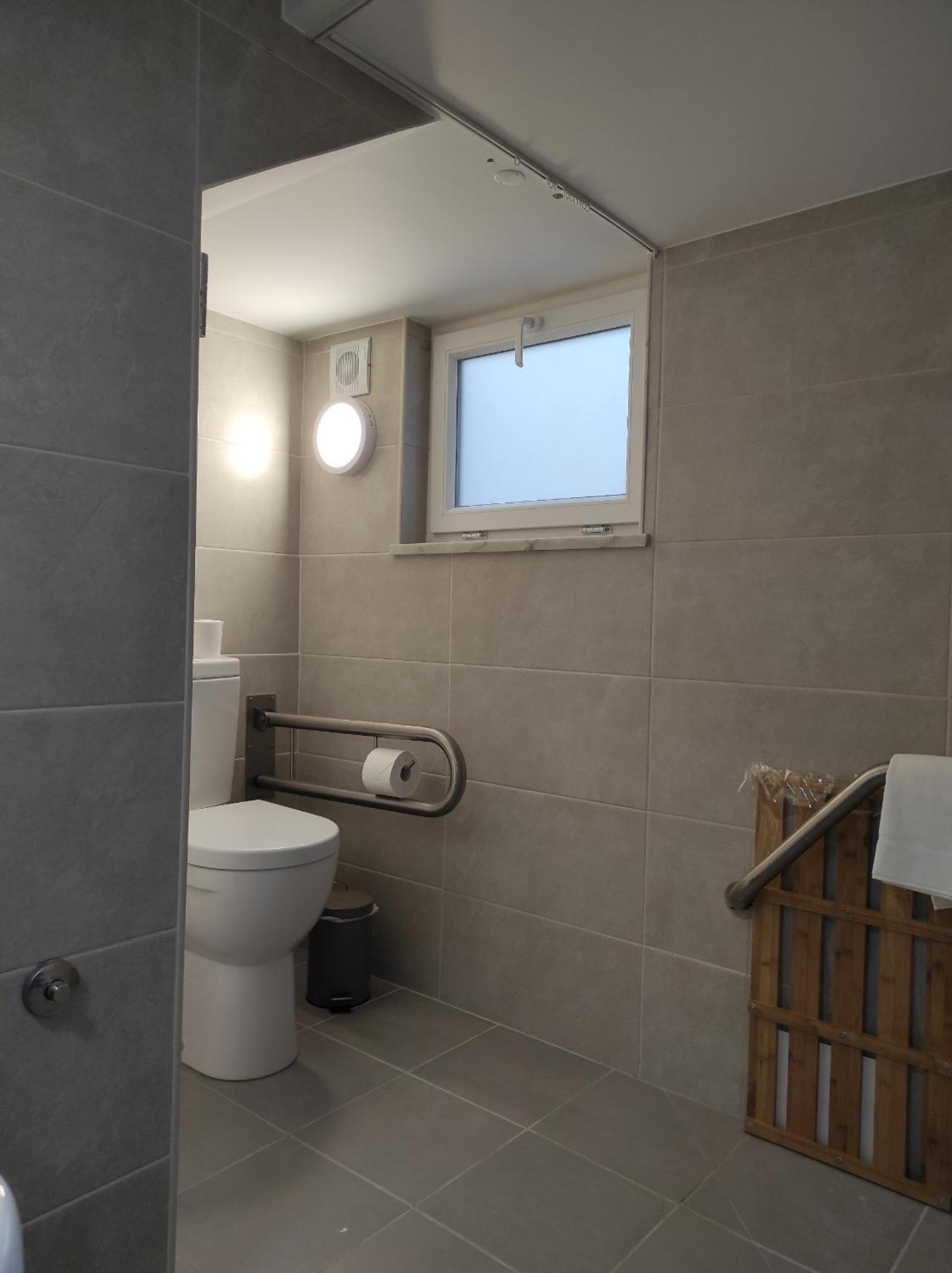 Hall 92 Quartos com WC em moradia com piscina A-das-Lebres Loures
