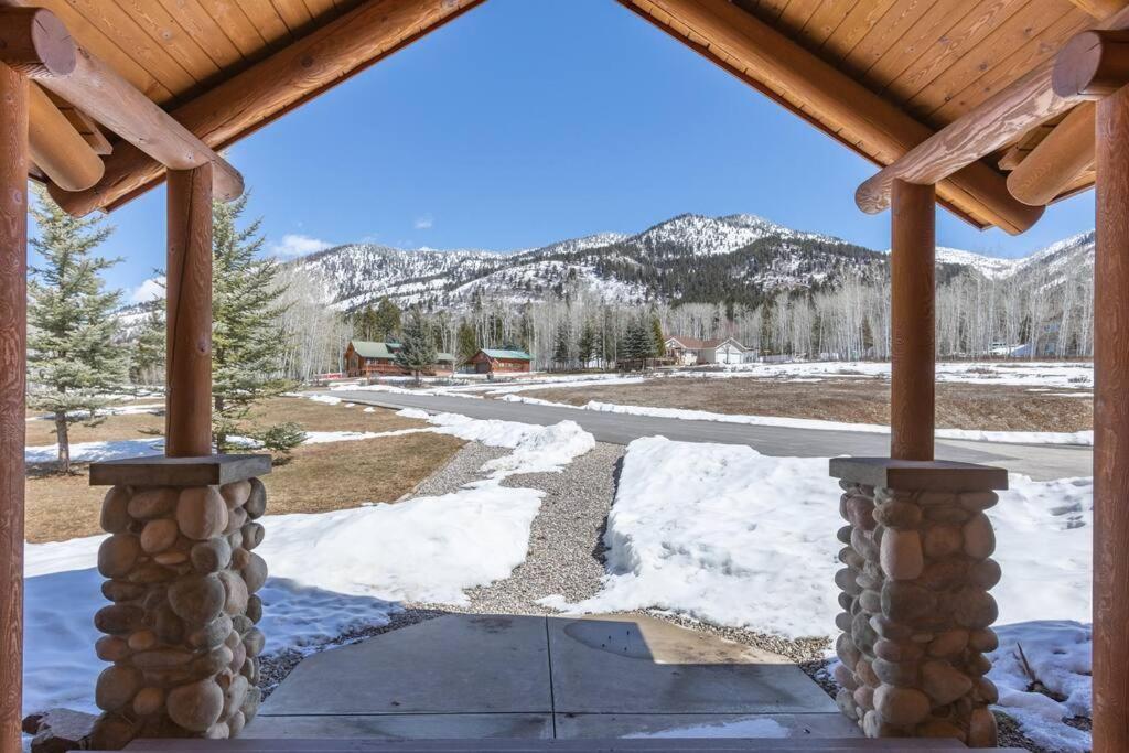 MAJESTIC VIEWS FAMILY LODGE with Large Deck view 5