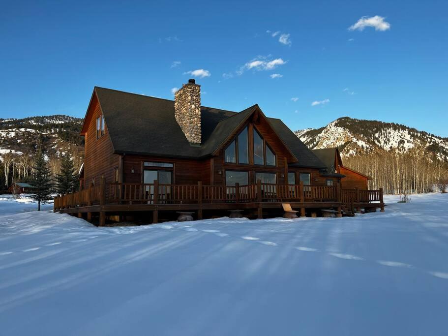 MAJESTIC VIEWS FAMILY LODGE with Large Deck view 4
