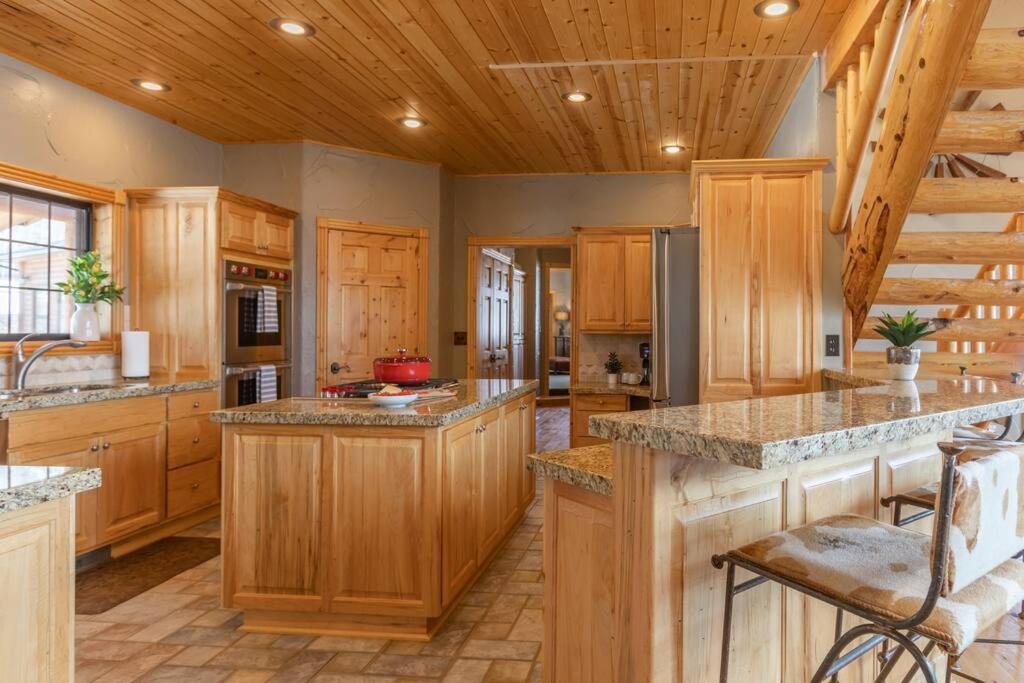 MAJESTIC VIEWS FAMILY LODGE with Large Deck view 2