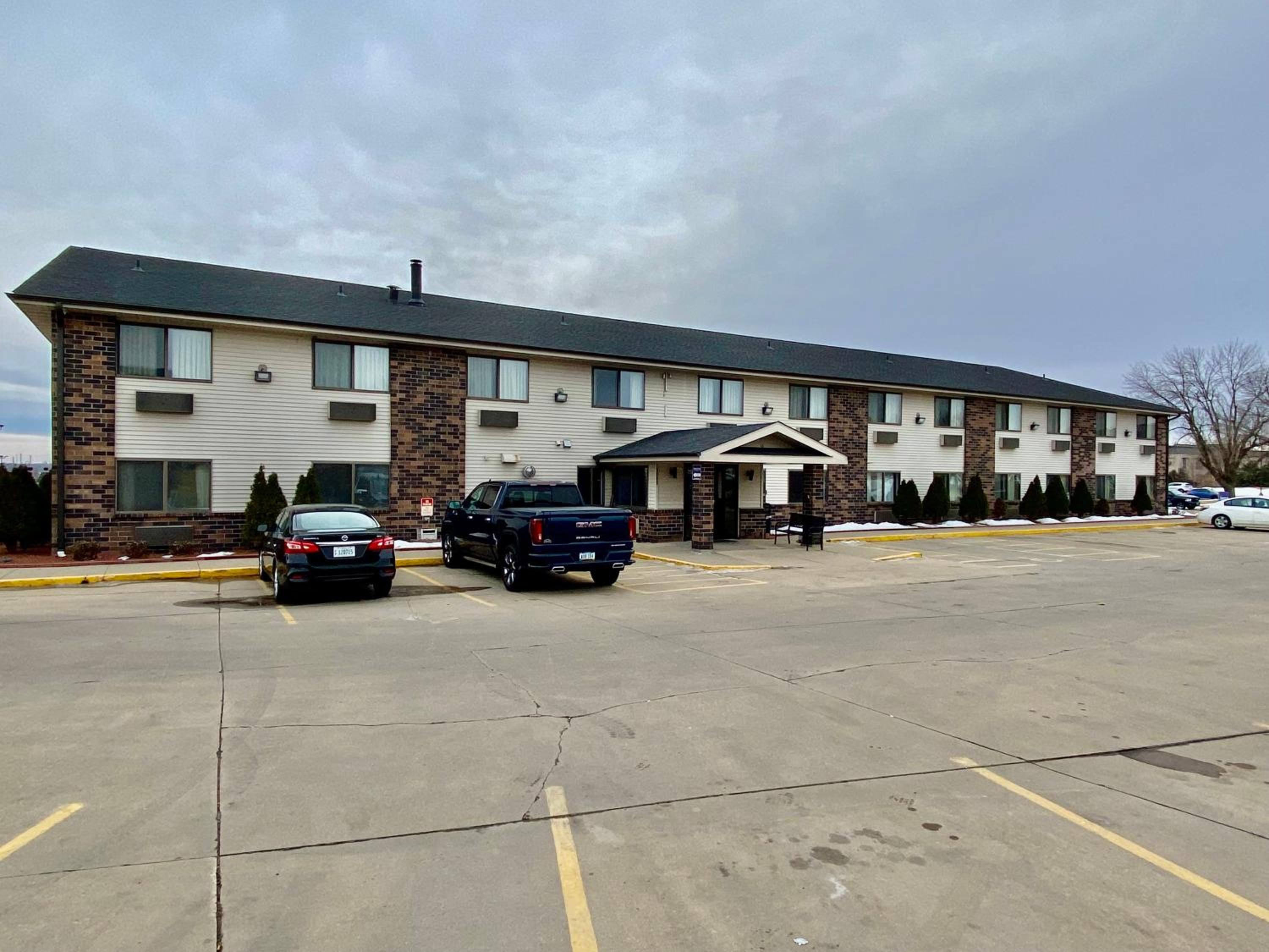 Hotel American Inn Cedar Rapids South - Image 1