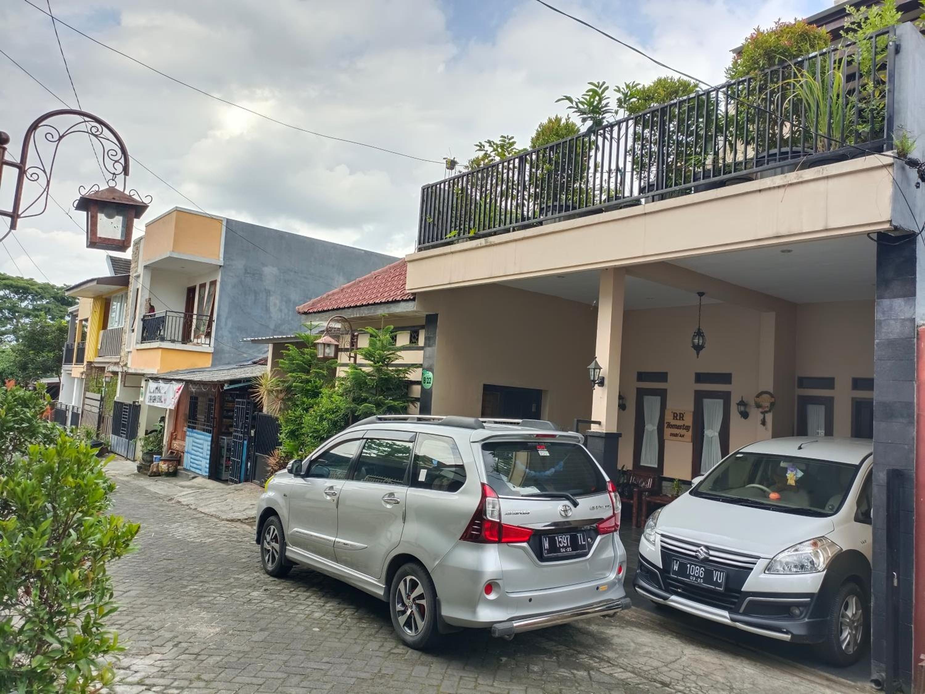 RR Family Homestay Syariah Batu - Property Image 10