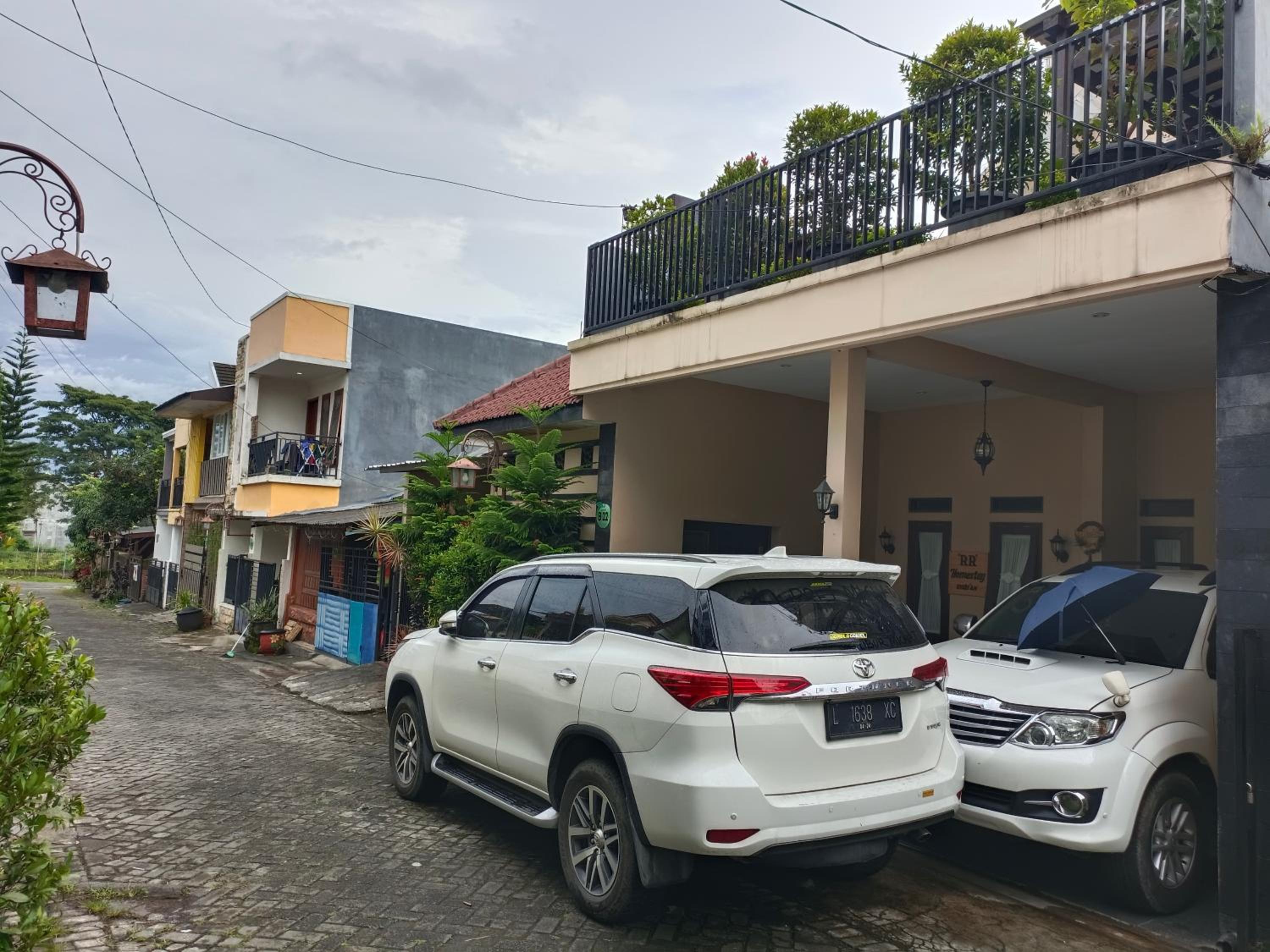 RR Family Homestay Syariah Batu - Property Image 30