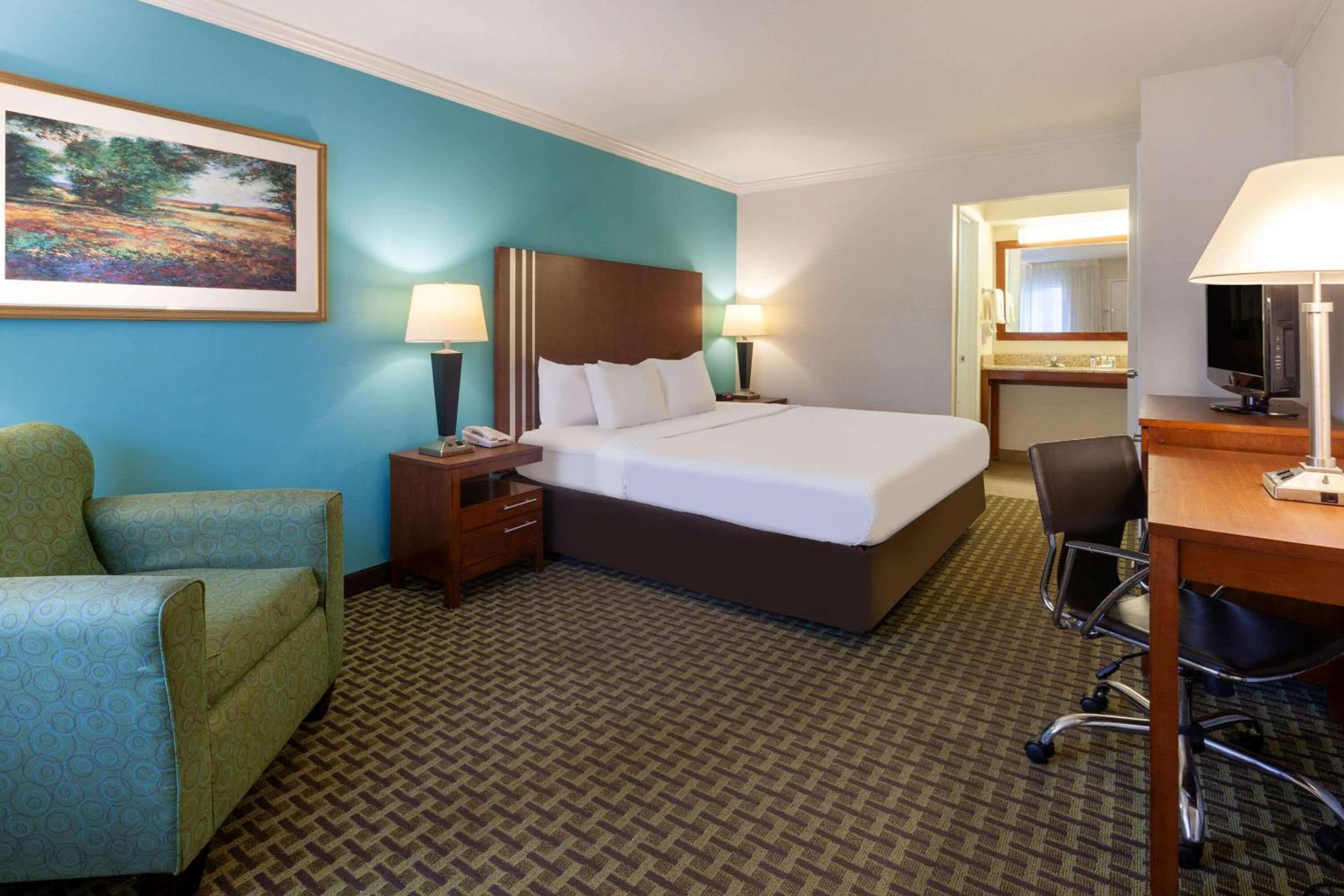 Days Inn by Wyndham Austintown