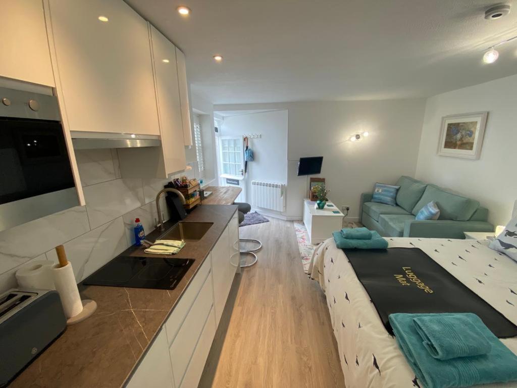 Sweet Caroline - luxury studio stone’s throw from Mousehole harbour view 3
