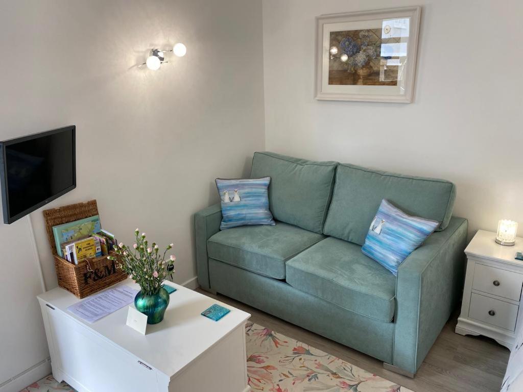 Sweet Caroline - luxury studio stone’s throw from Mousehole harbour view 4