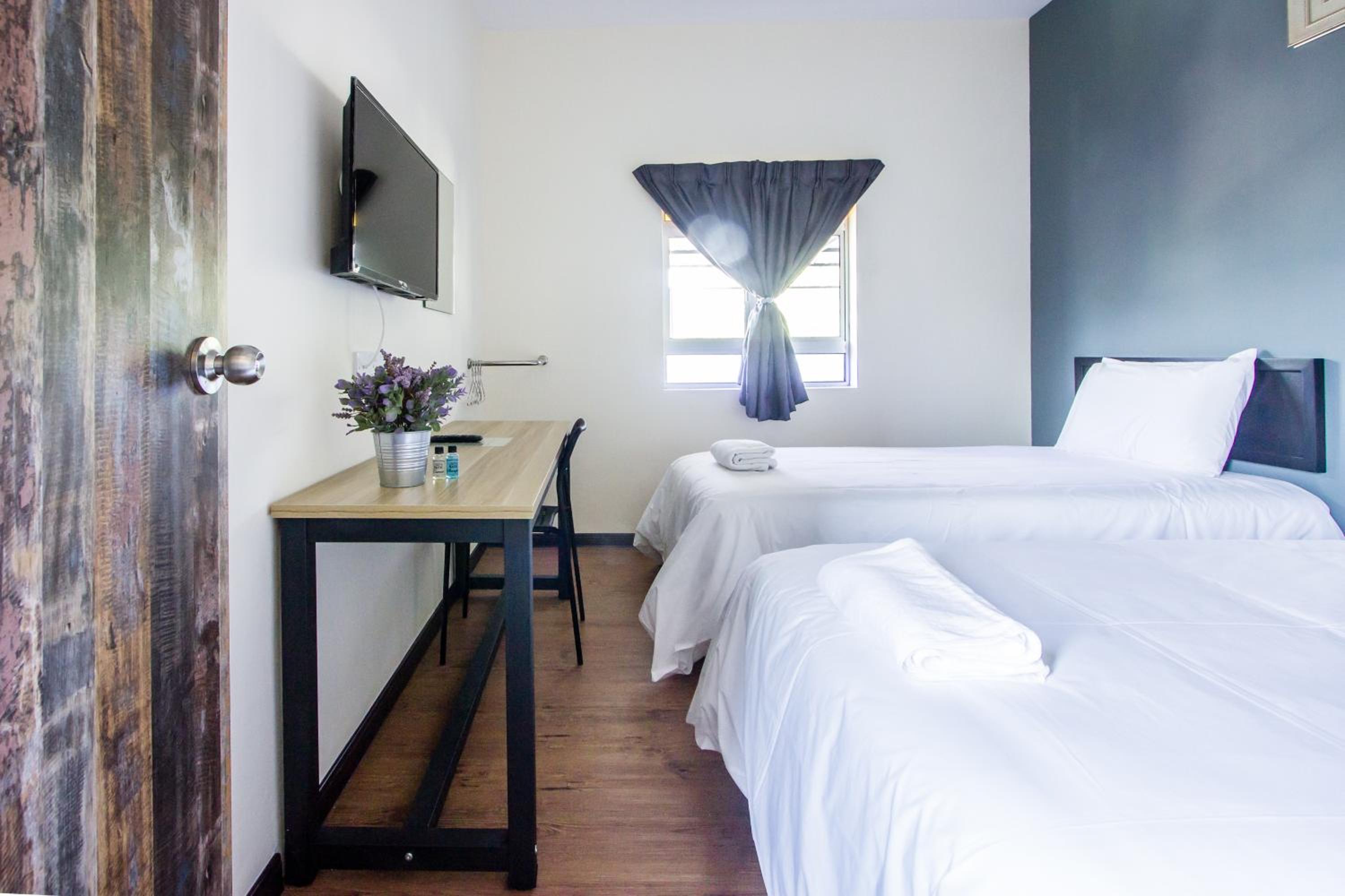 Explore 4BR Gardenhouse Retreats (Free Parking) photo 3