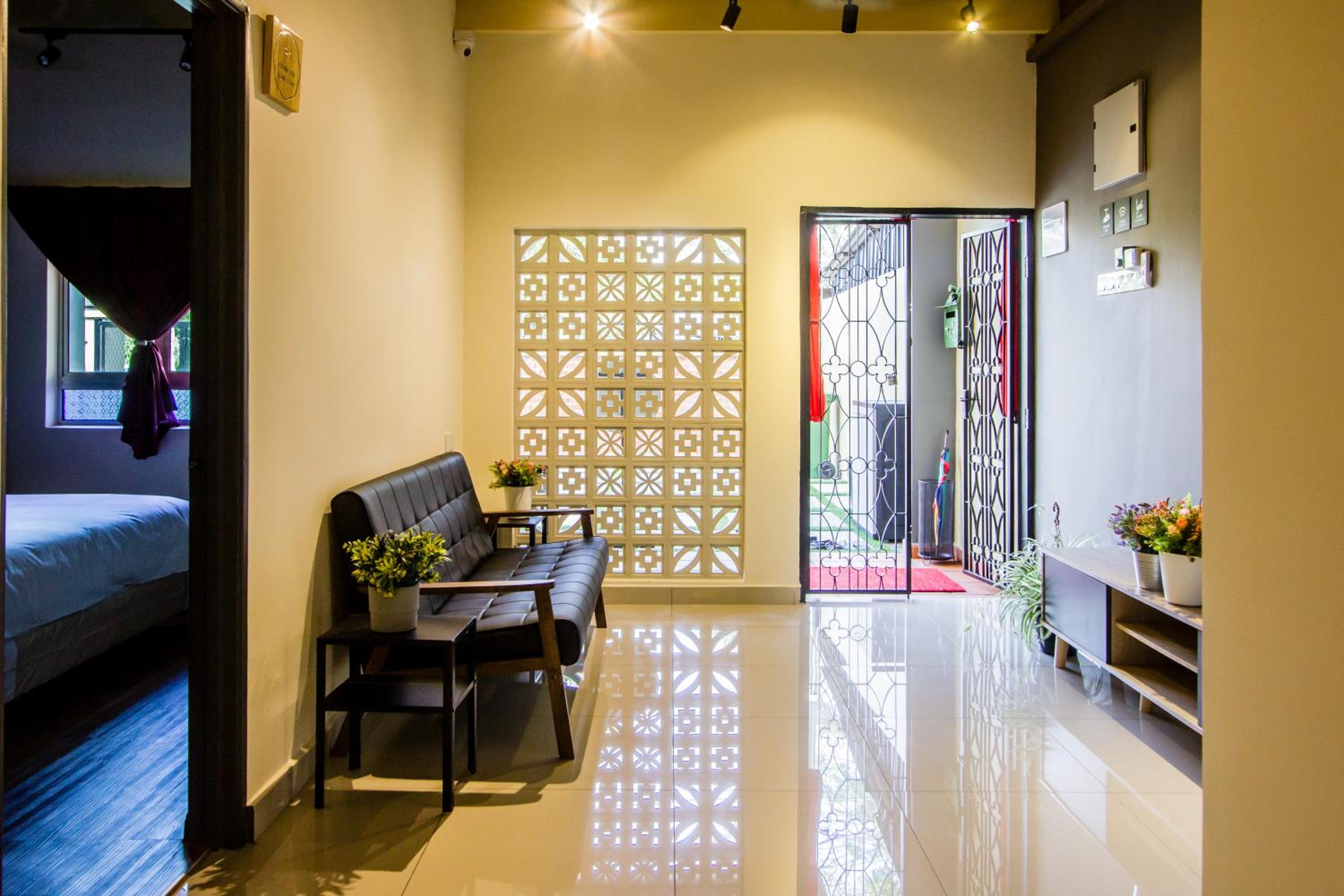 Explore 4BR Gardenhouse Retreats (Free Parking) photo 2