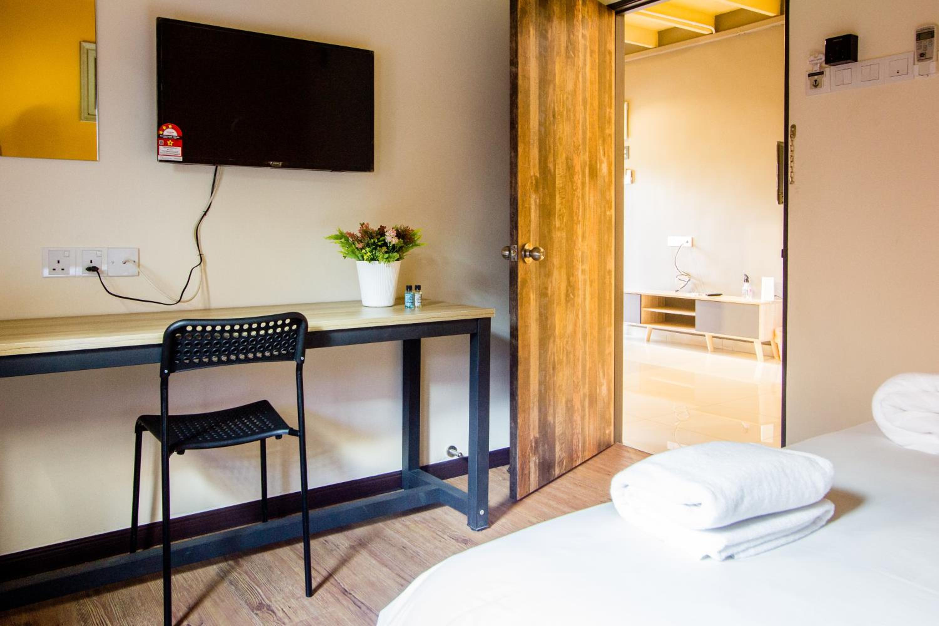 Explore 4BR Gardenhouse Retreats (Free Parking) photo 5