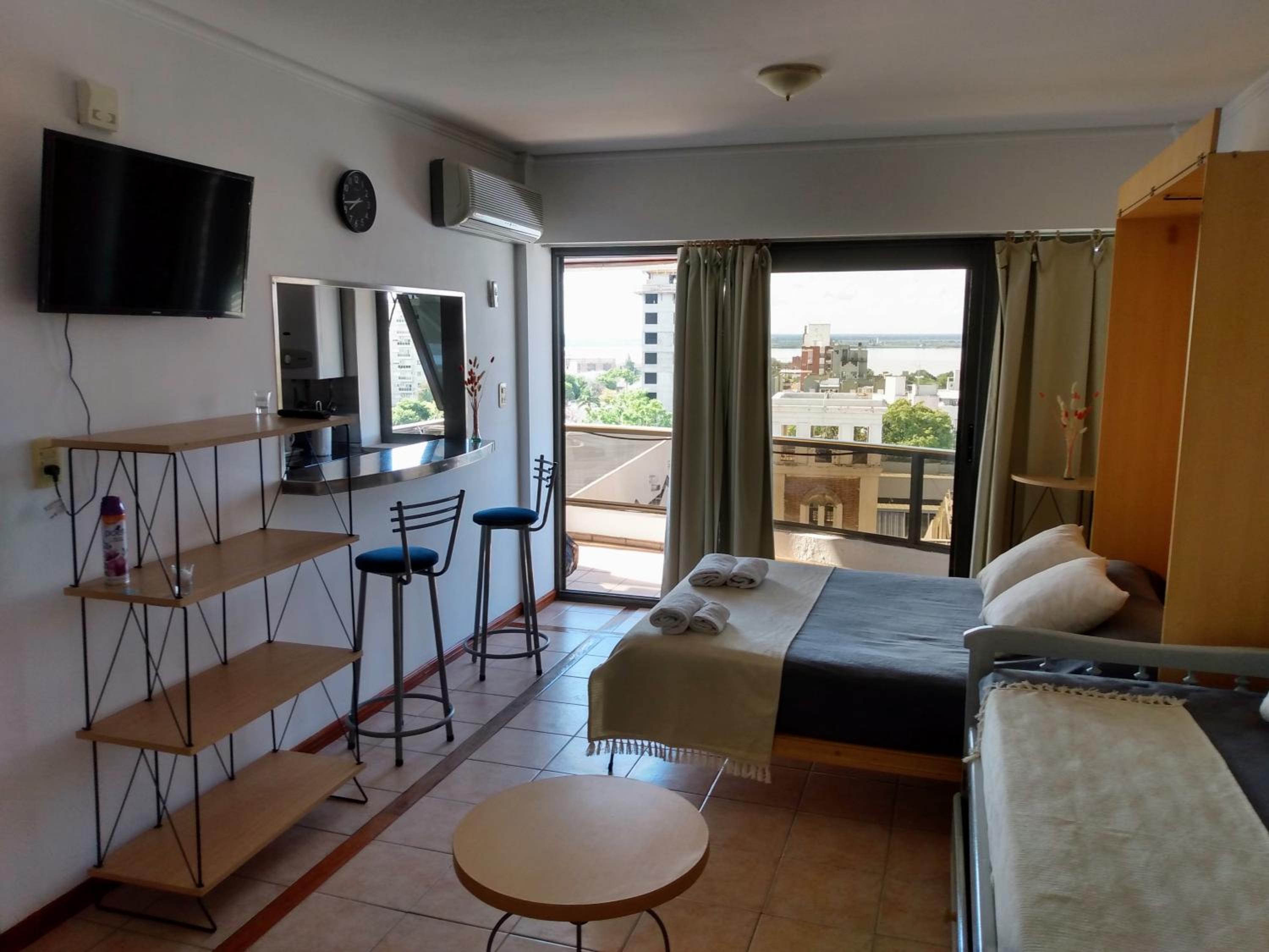 -Excelente departamento, a metros del Shopping Paso del Paraná, vista al río Paraná, cochera techada privada - silencio - ideal para descansar - barrio res